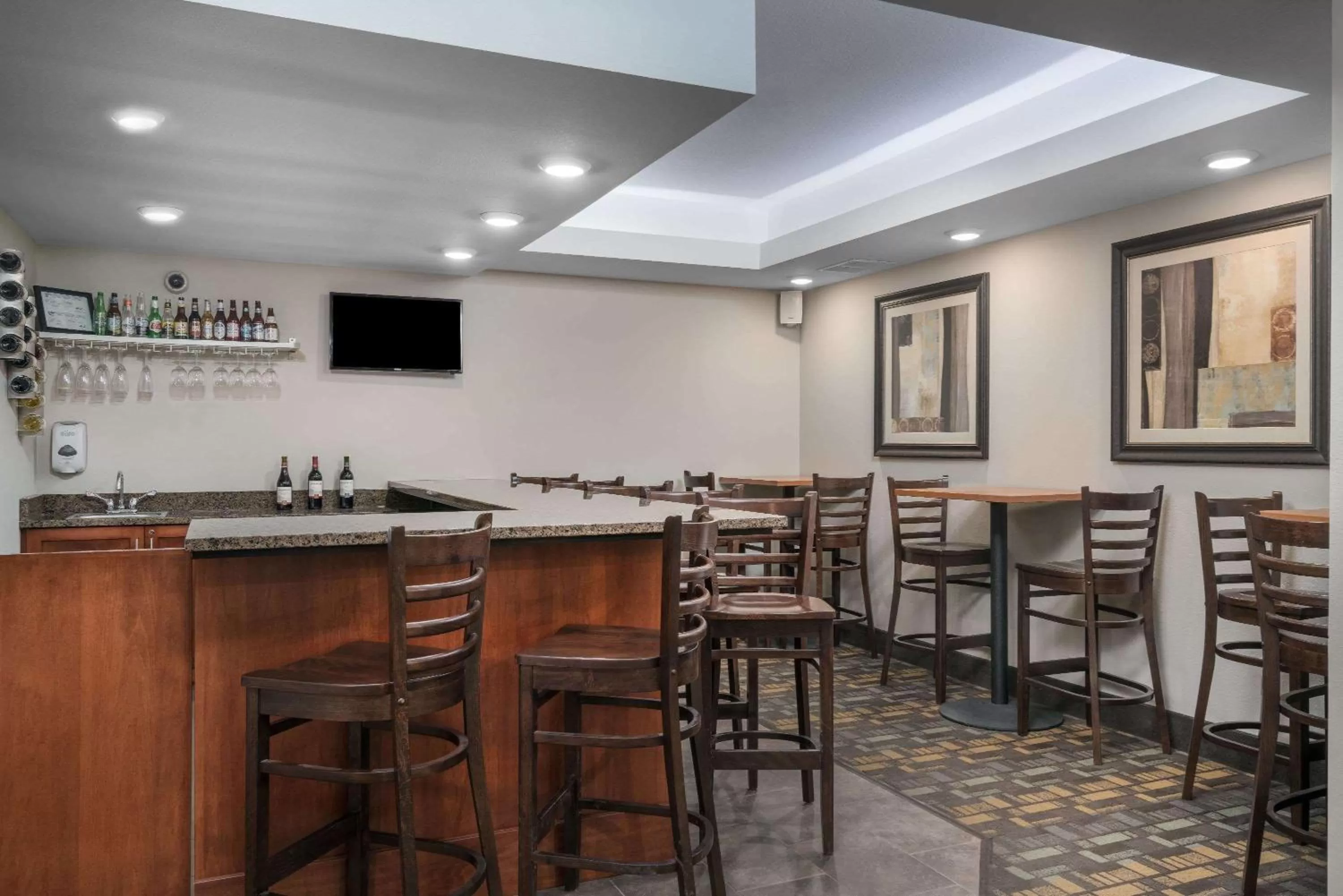 Lounge or bar in AmericInn by Wyndham Hartford SD