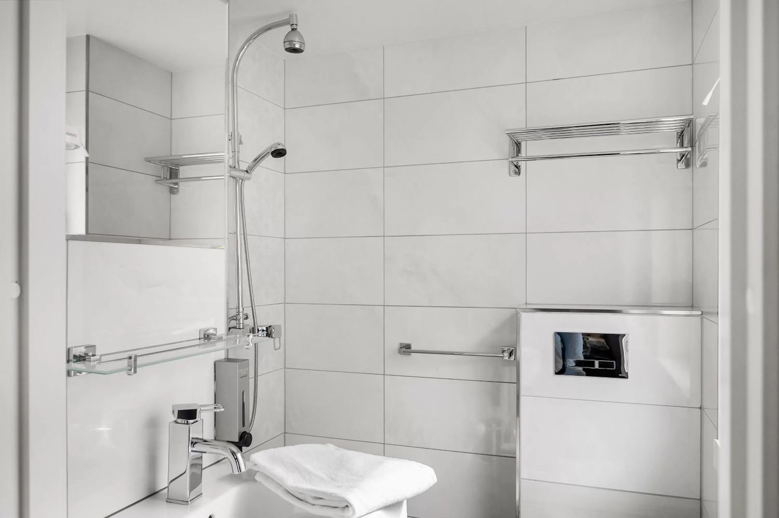 Shower in Hotel Point