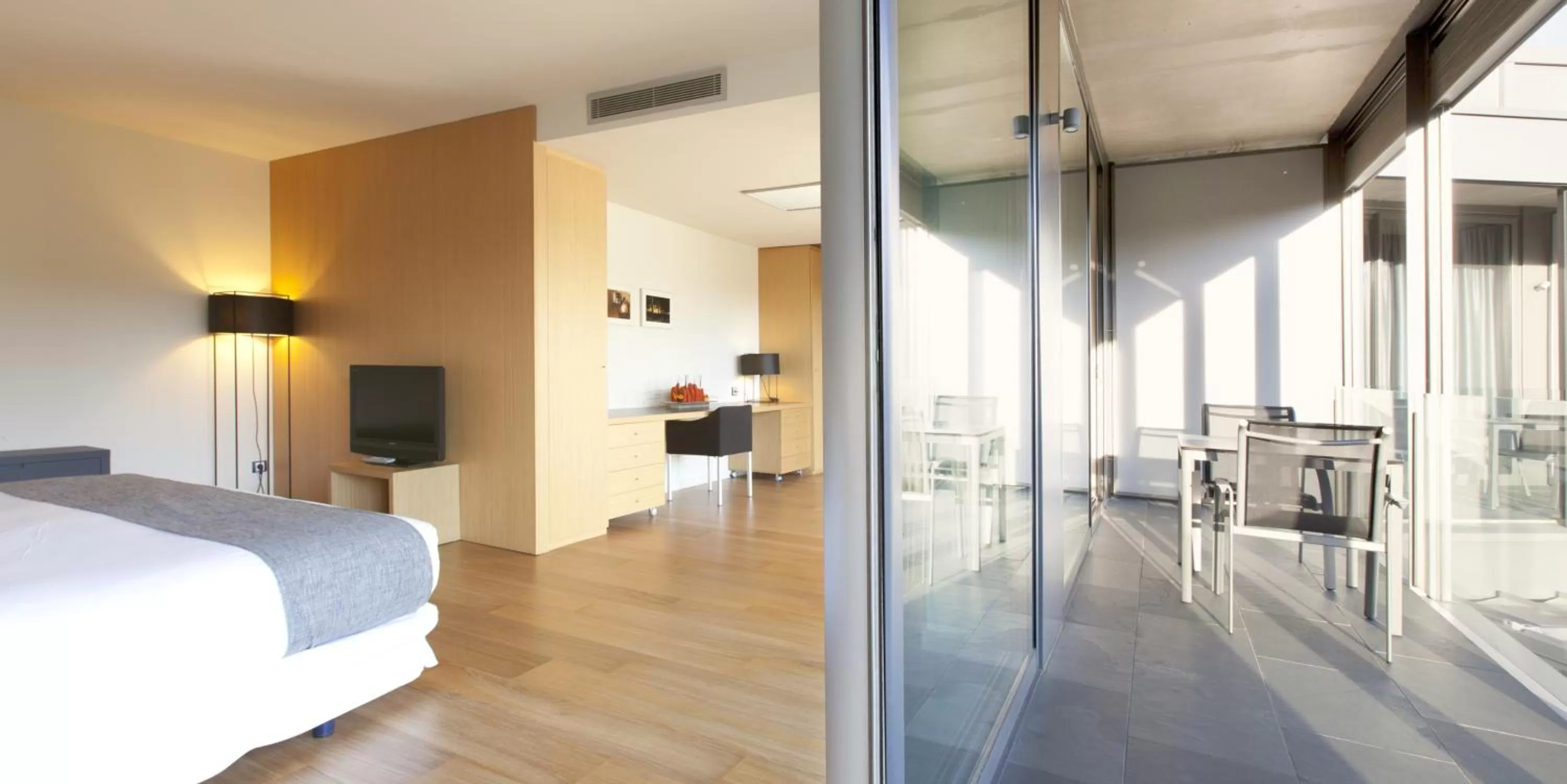 Balcony/Terrace, Bed in Hotel Món Sant Benet