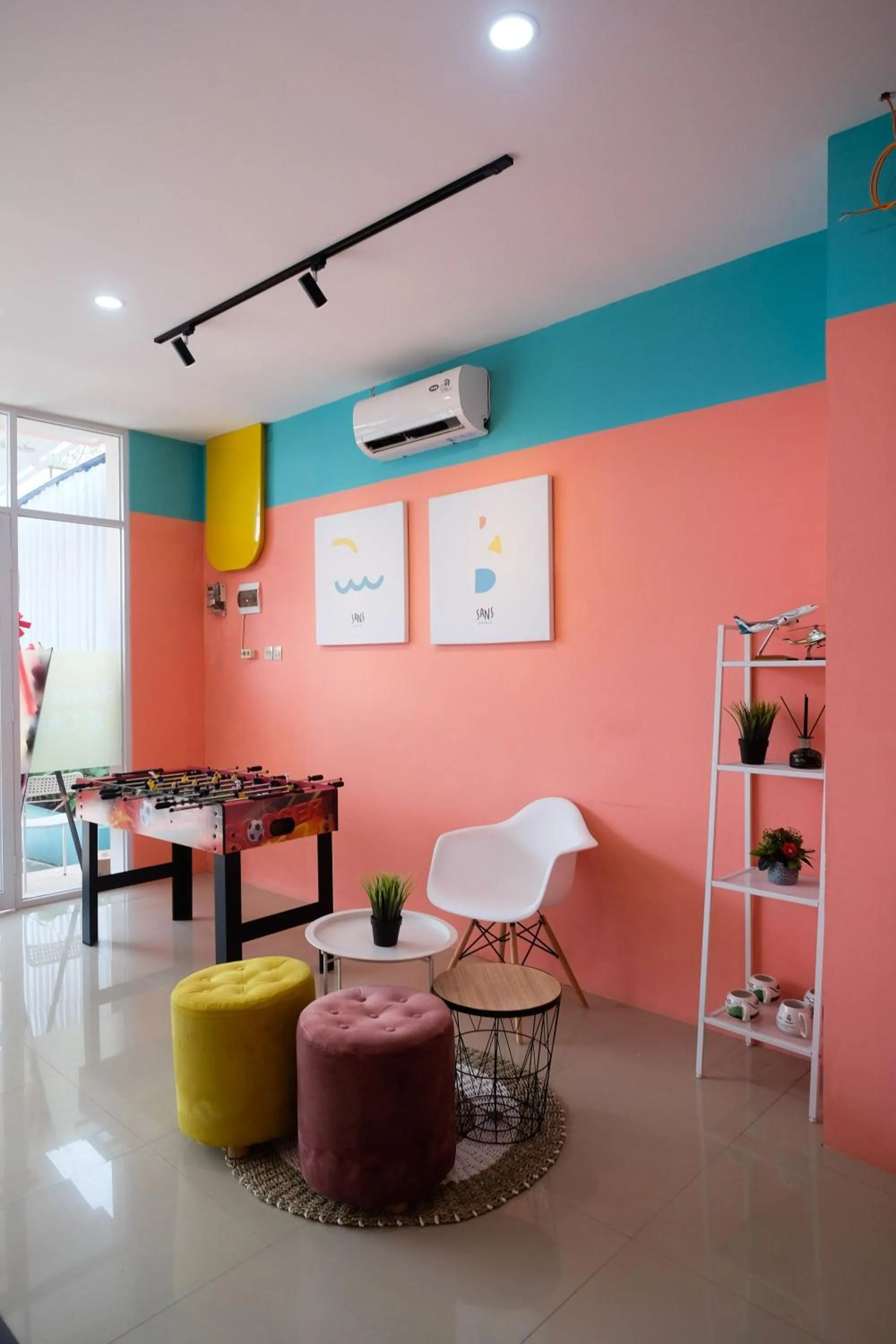 Living room in Sans Hotel Tiga Putri Semarang by RedDoorz