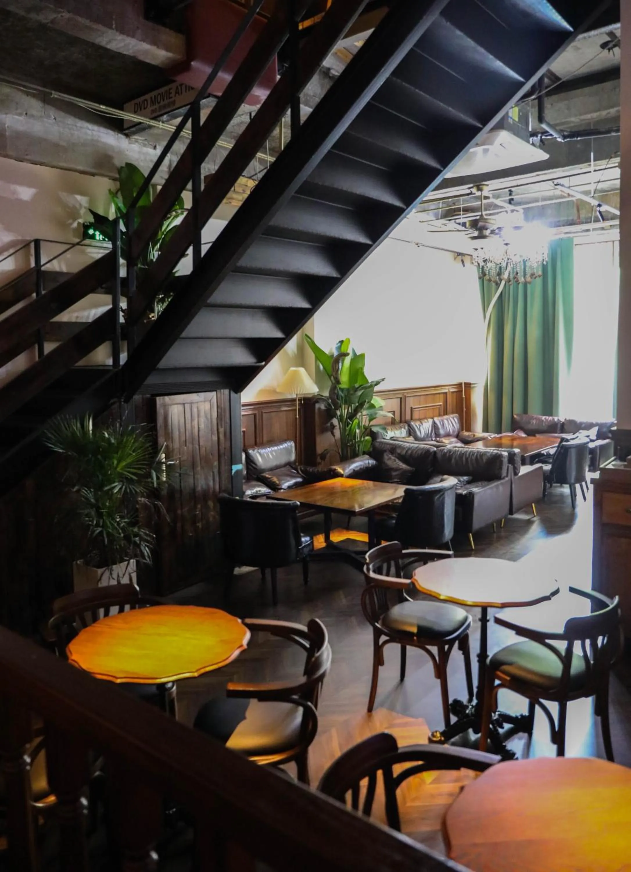 Lounge or bar in SONDERIA Lazybones Hostel- Wenshu Temple Side, Chill Hostel with All-Day Brunch, Travel Agency in English & Local Bar Vibes