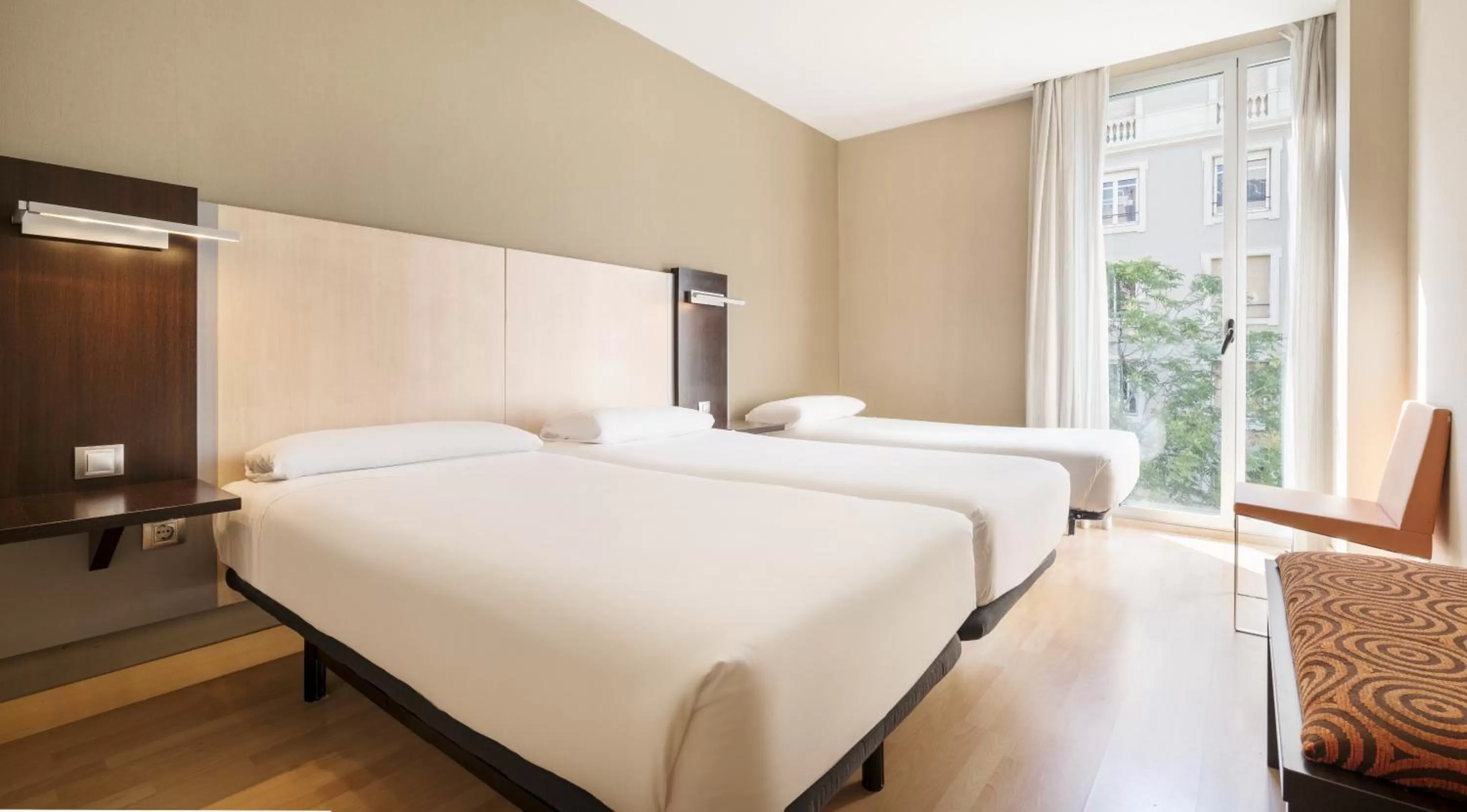 Twin Room with Extra Bed (3 Adults) in Ilunion Auditori