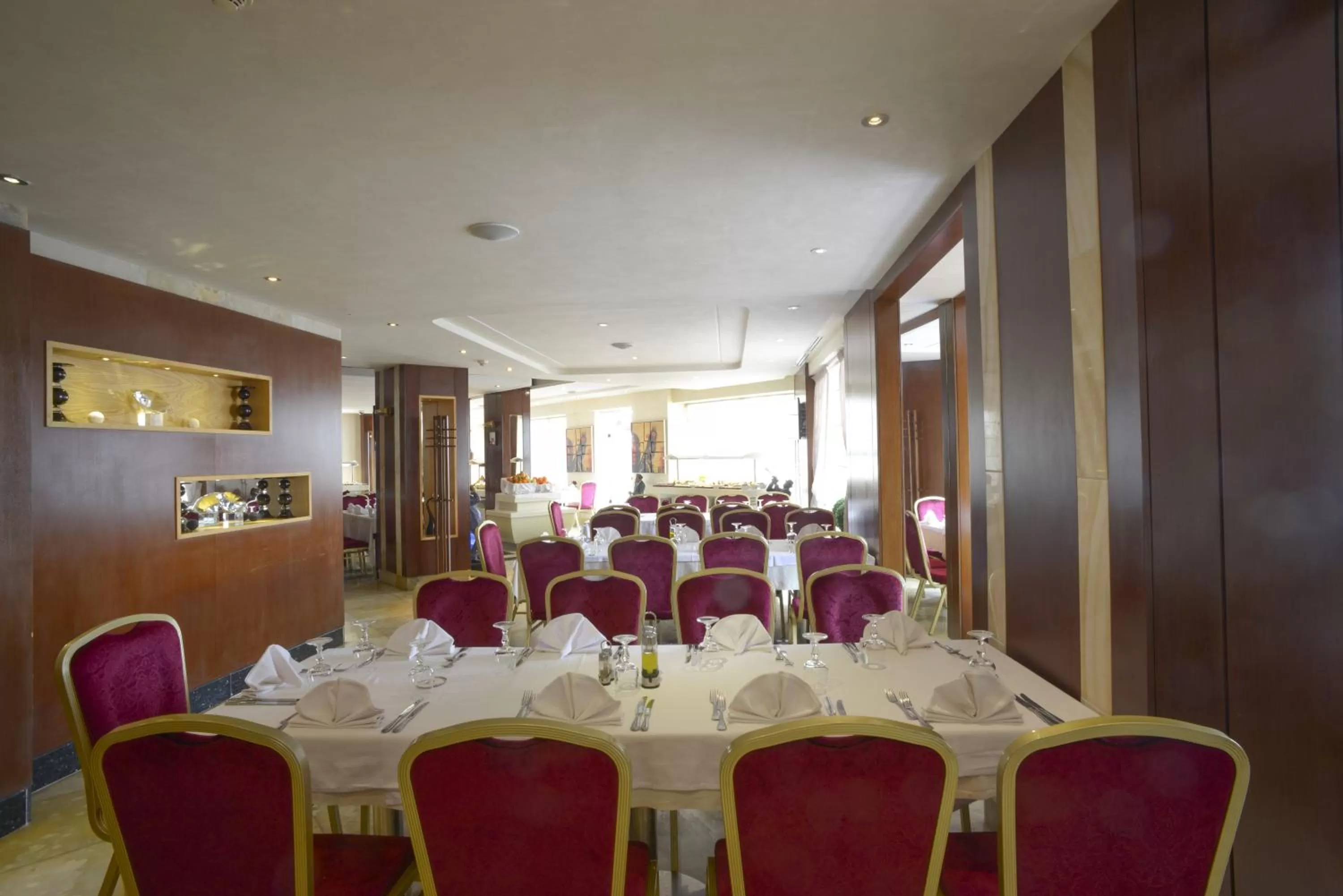 Restaurant/places to eat in The Penthouse Suites Hotel