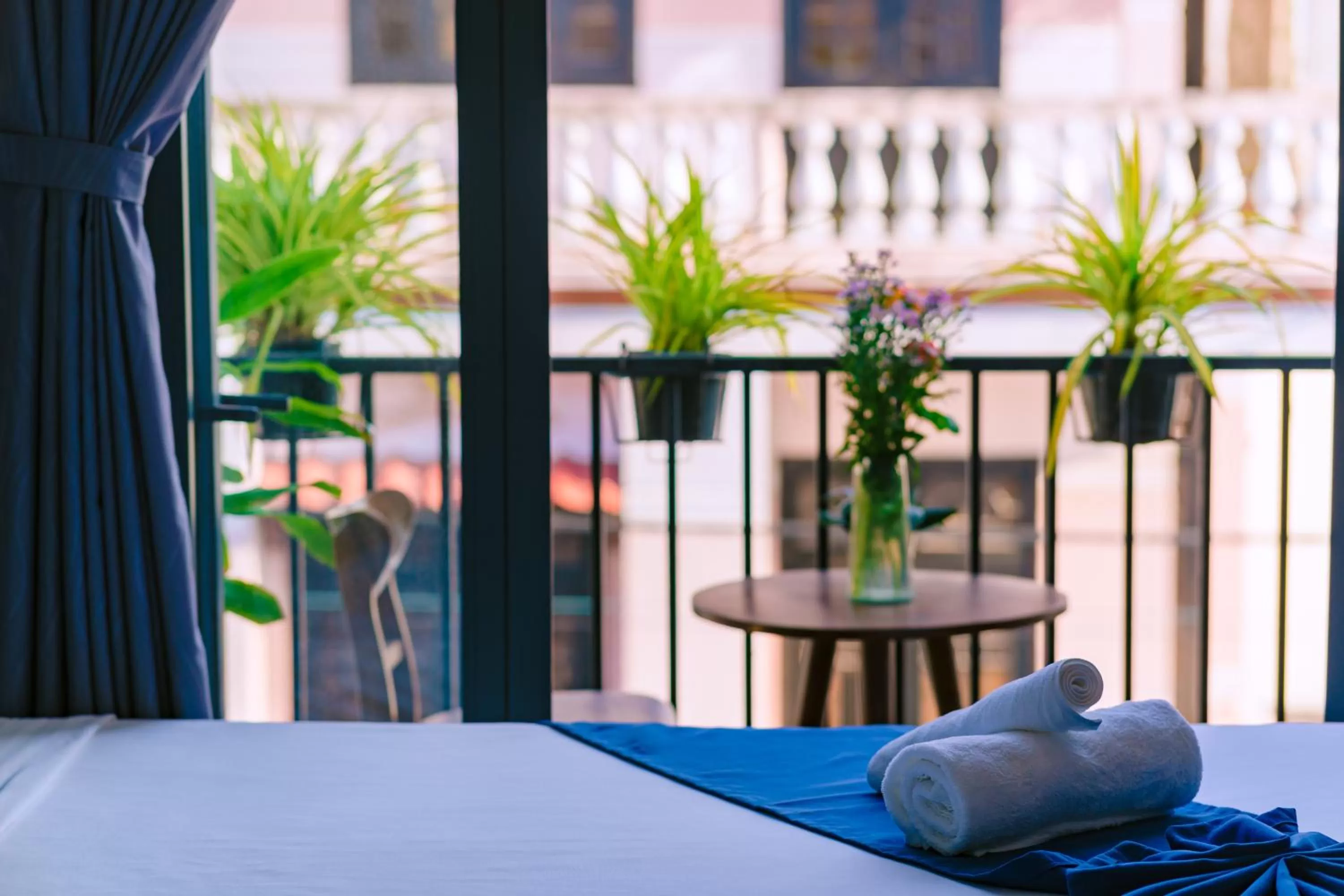 Balcony/Terrace, Bed in Vinh Khang Homestay