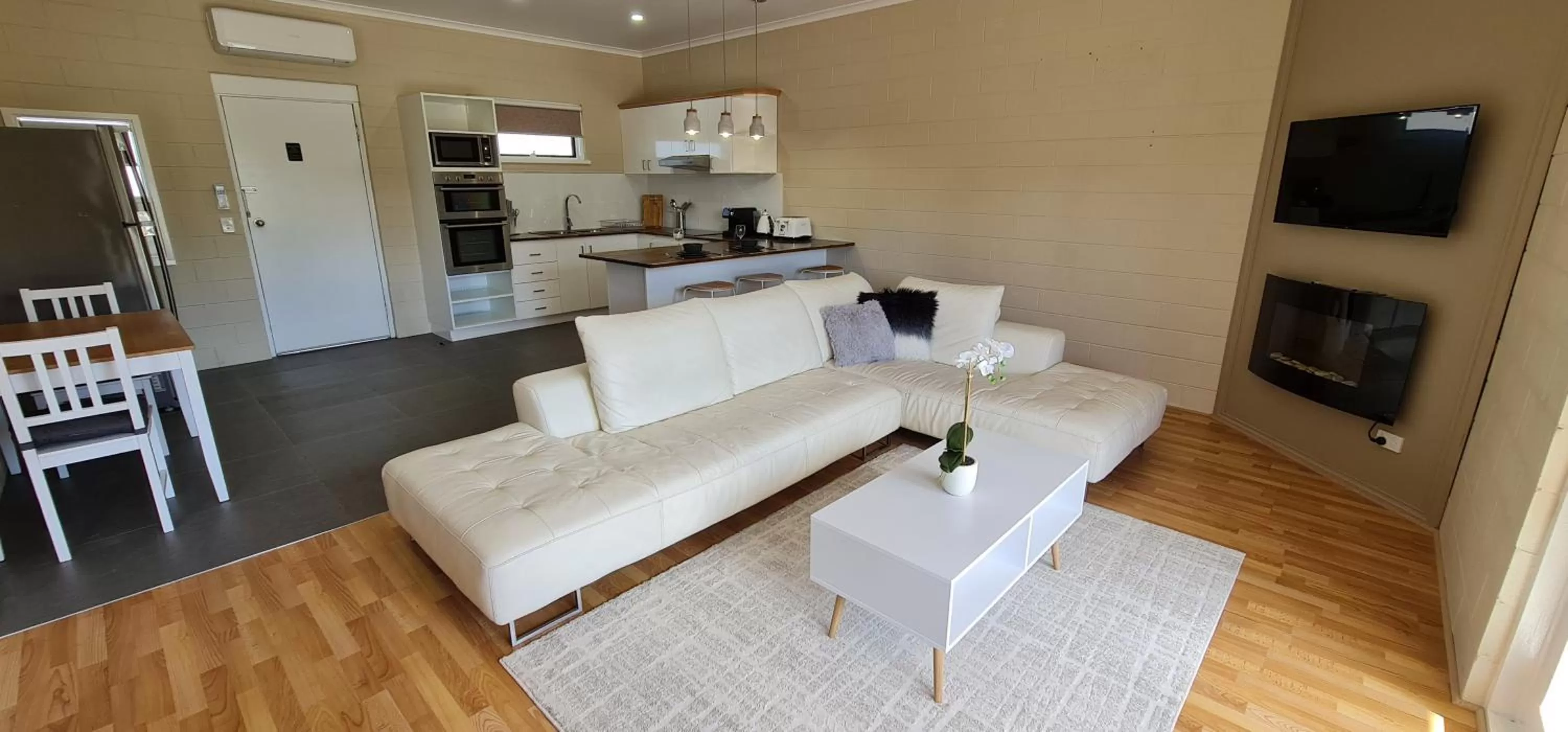 TV and multimedia in Comfort Inn & Suites King Avenue