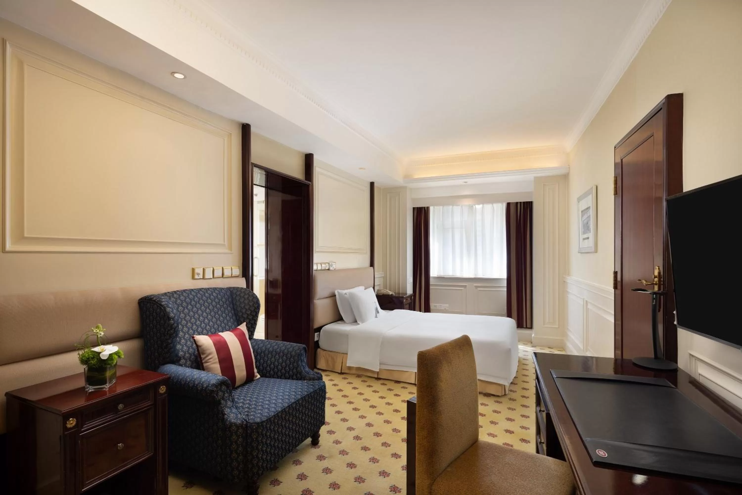 Photo of the whole room, Bed in Crowne Plaza Hotel & Suites Landmark Shenzhen by IHG