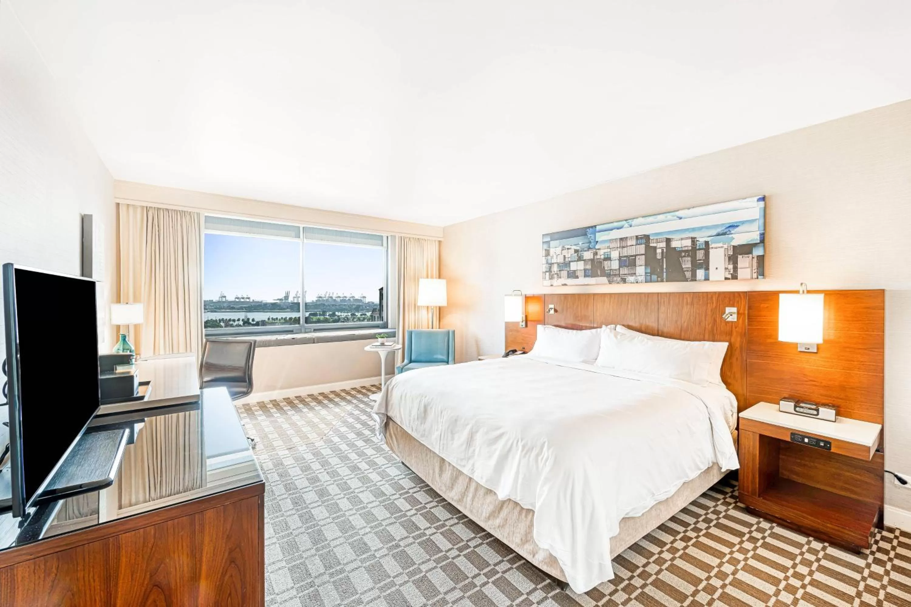 Guest room, 1 King, Harbor view, Corner room, Balcony in Marriott Long Beach Downtown