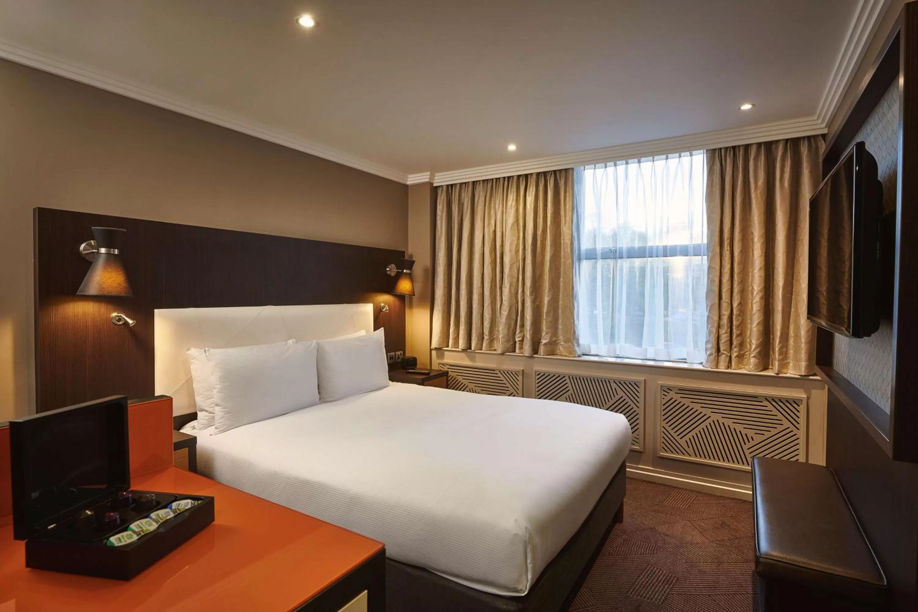 Bedroom, Bed in DoubleTree by Hilton London Ealing
