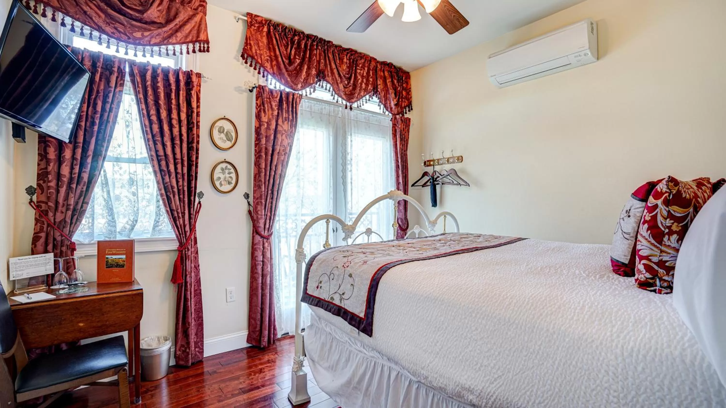 Queen Room with Balcony in The River Belle Inn