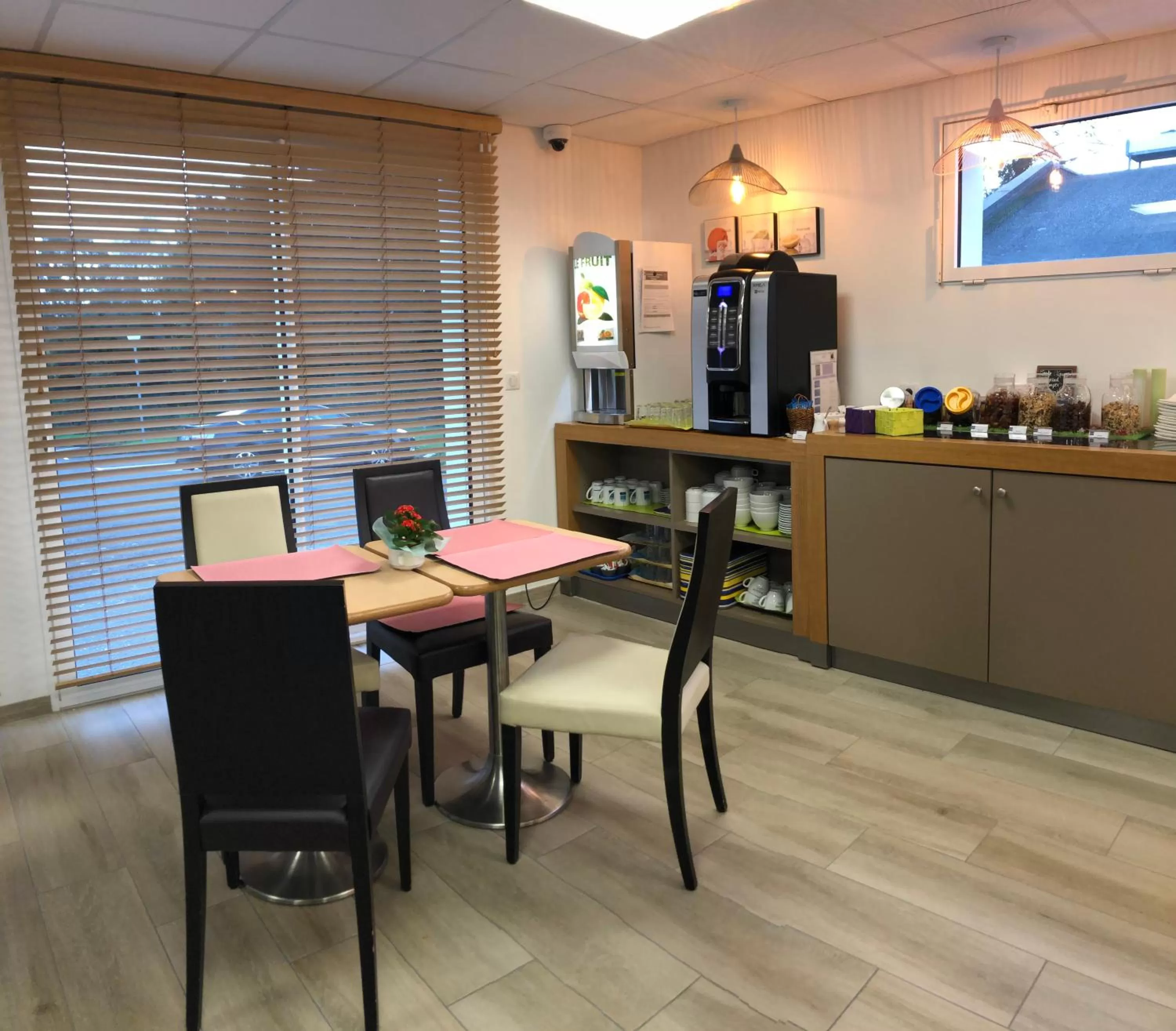 Restaurant/places to eat in Kyriad Quimper Sud