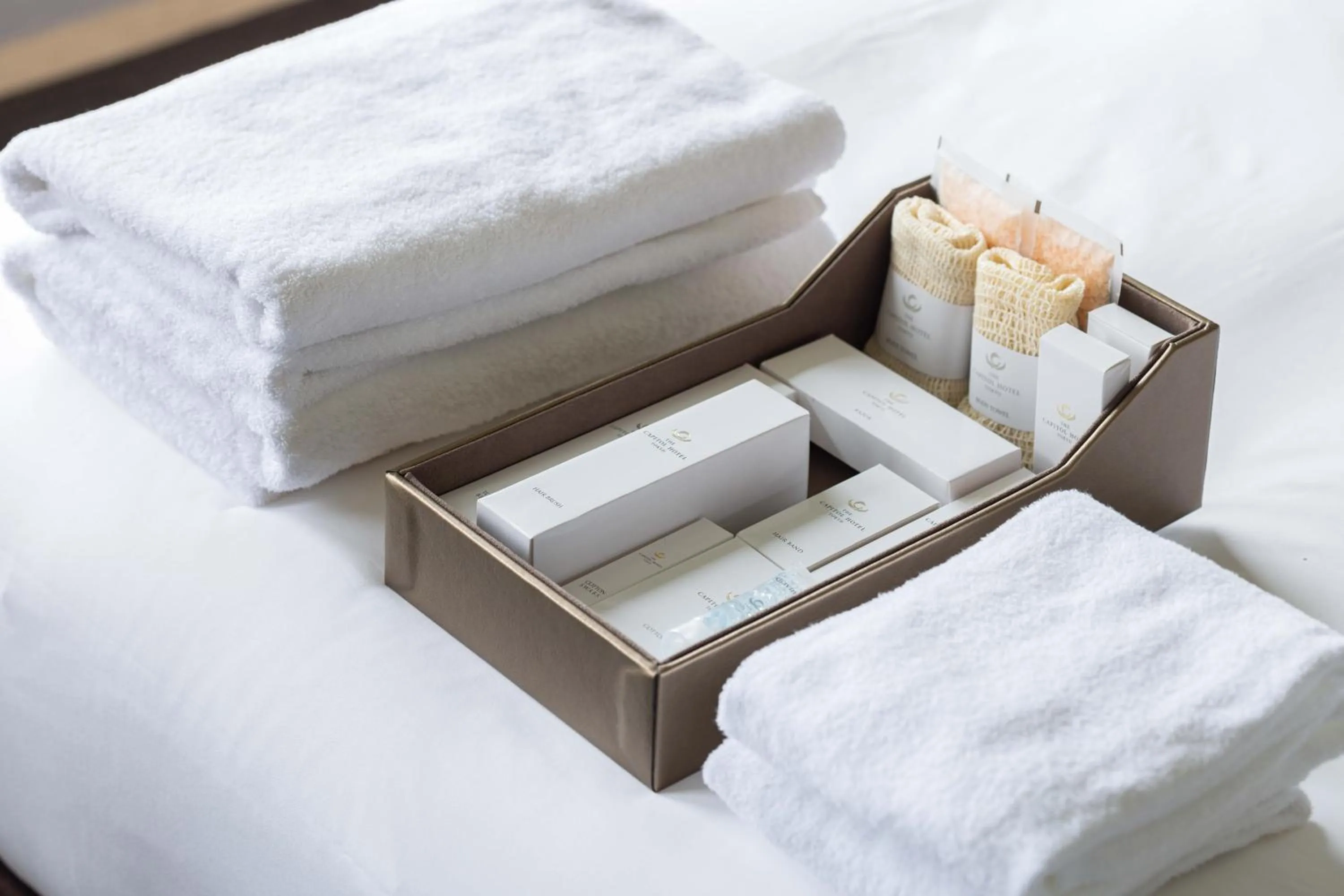 Toilet, Bed in The Capitol Hotel Tokyu