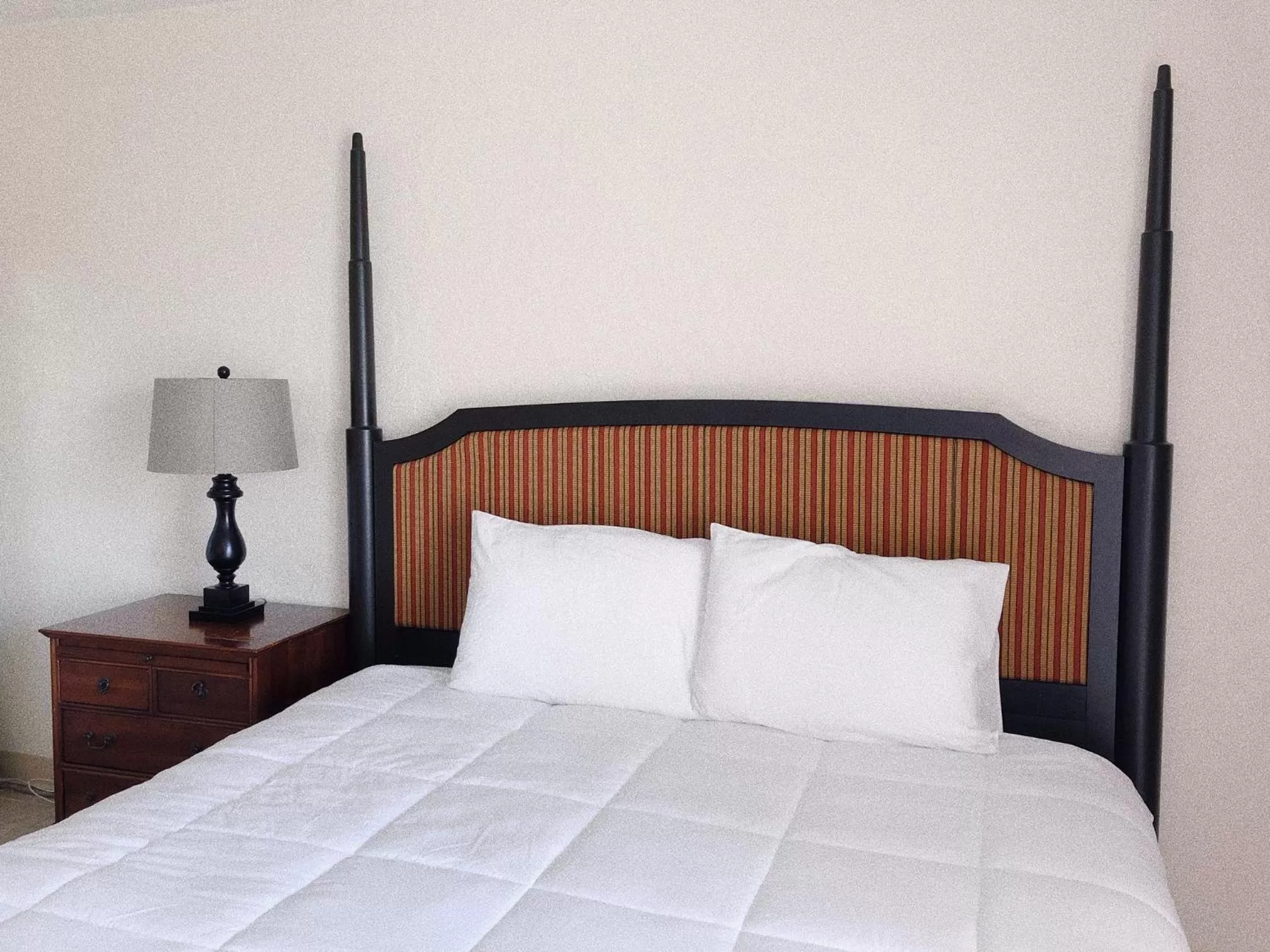 Bed in Hilo Reeds Bay Hotel