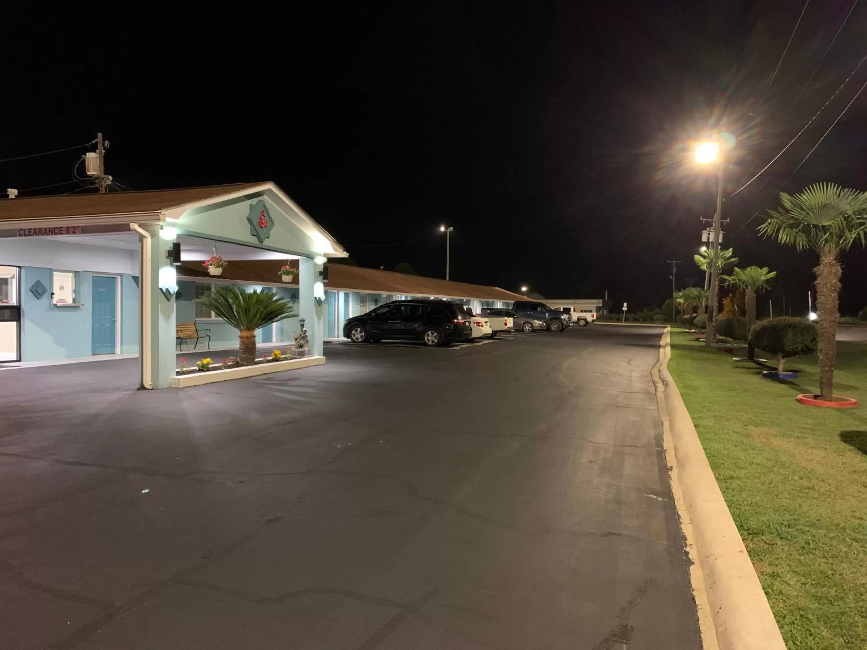 Property Building in Budget Inn - Laurens