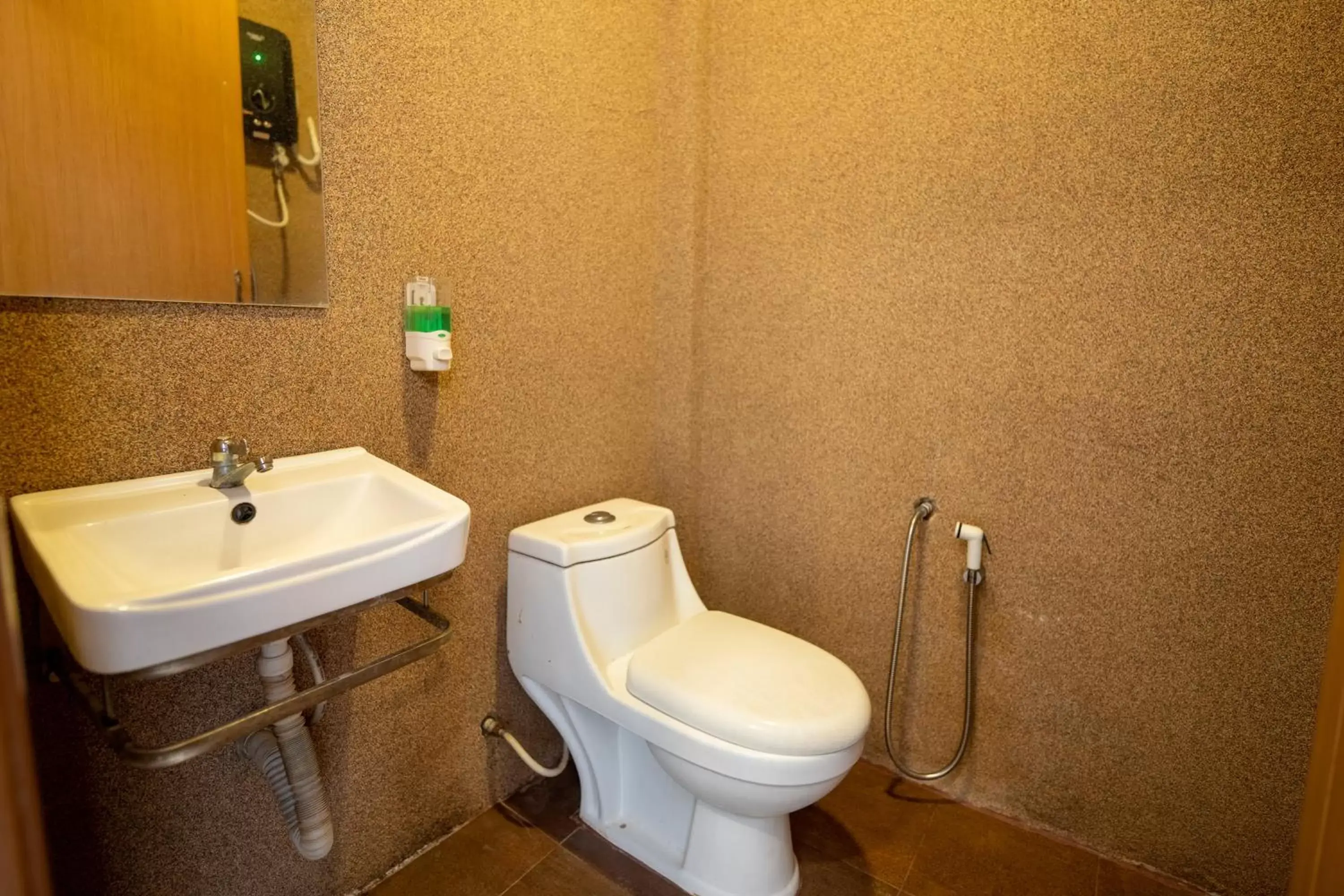 Deluxe Single Room in MRJ Hotel Wakaf Che Yeh 1 Deluxe Single Room in MRJ Hotel Wakaf Che Yeh 1