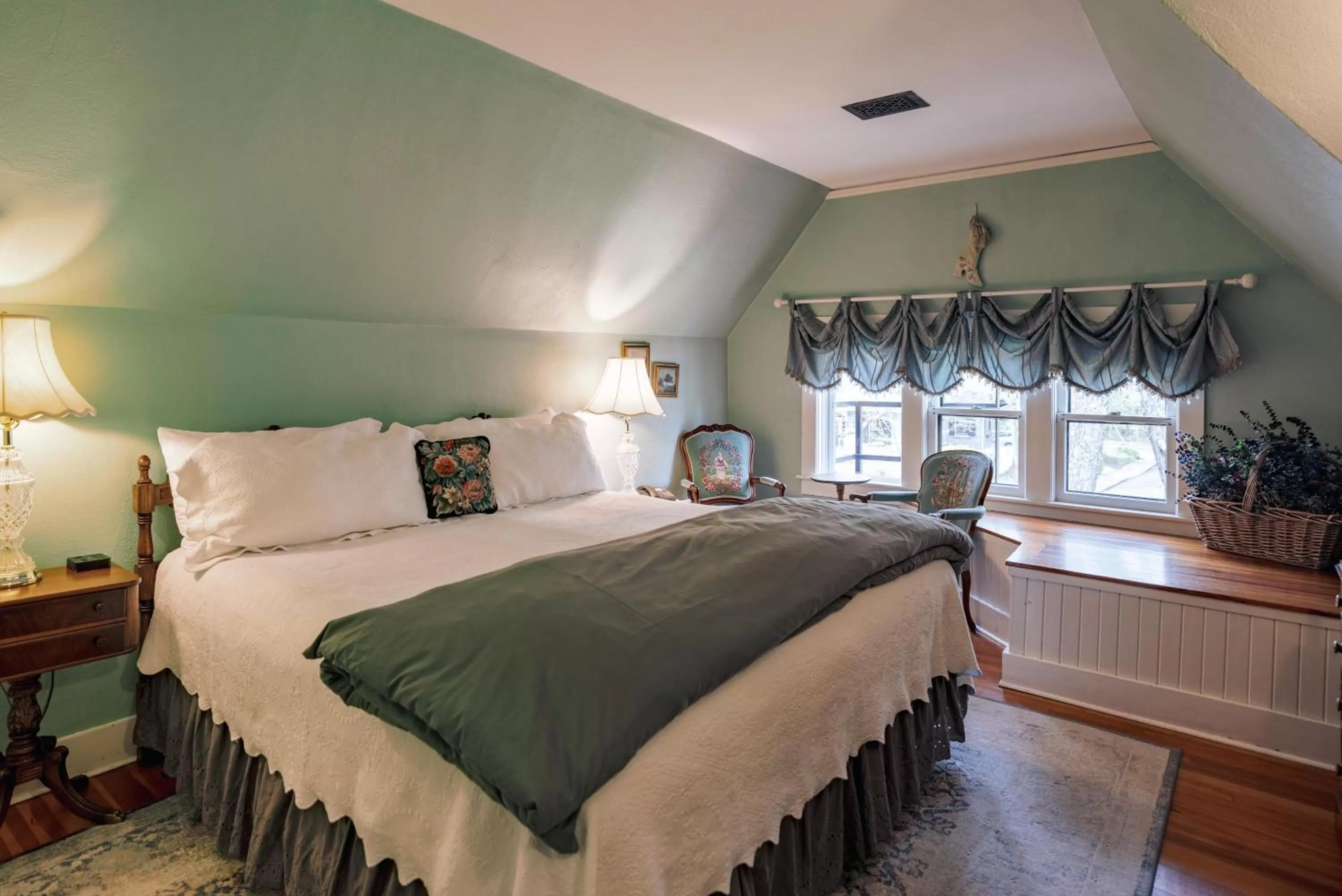 Bed in The 1899 Wright Inn & Carriage House