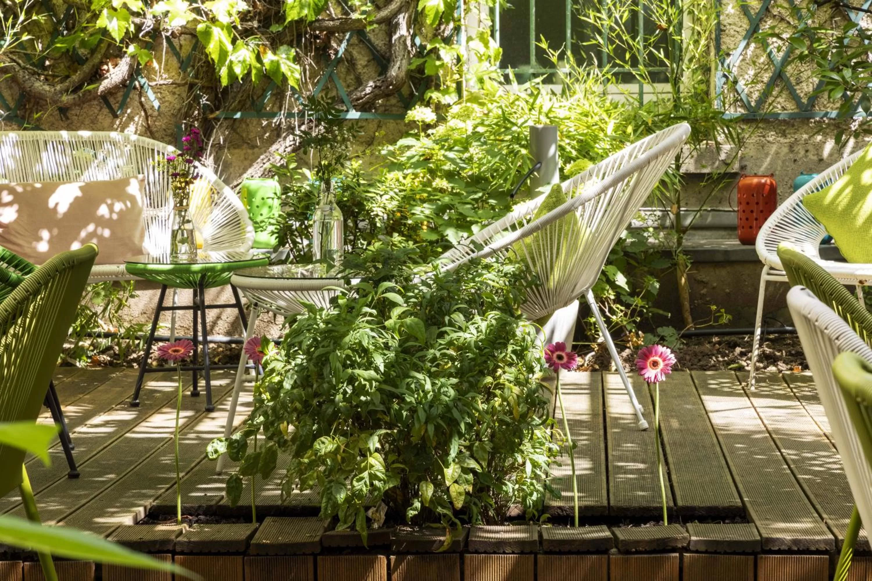 Patio in Hotel Paris Louis Blanc
