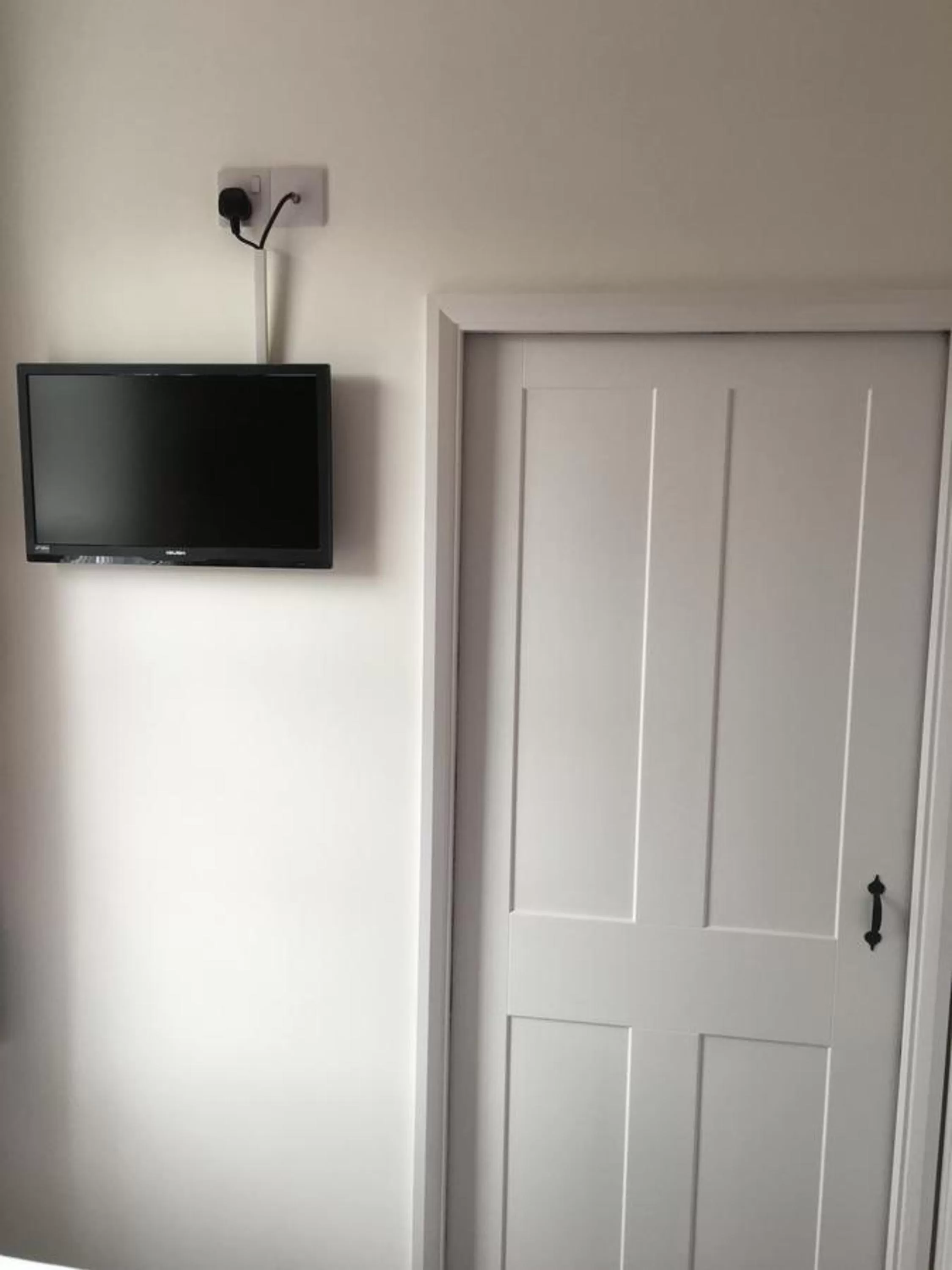 Bedroom, TV/Entertainment Center in River Lodge B&B Ltd