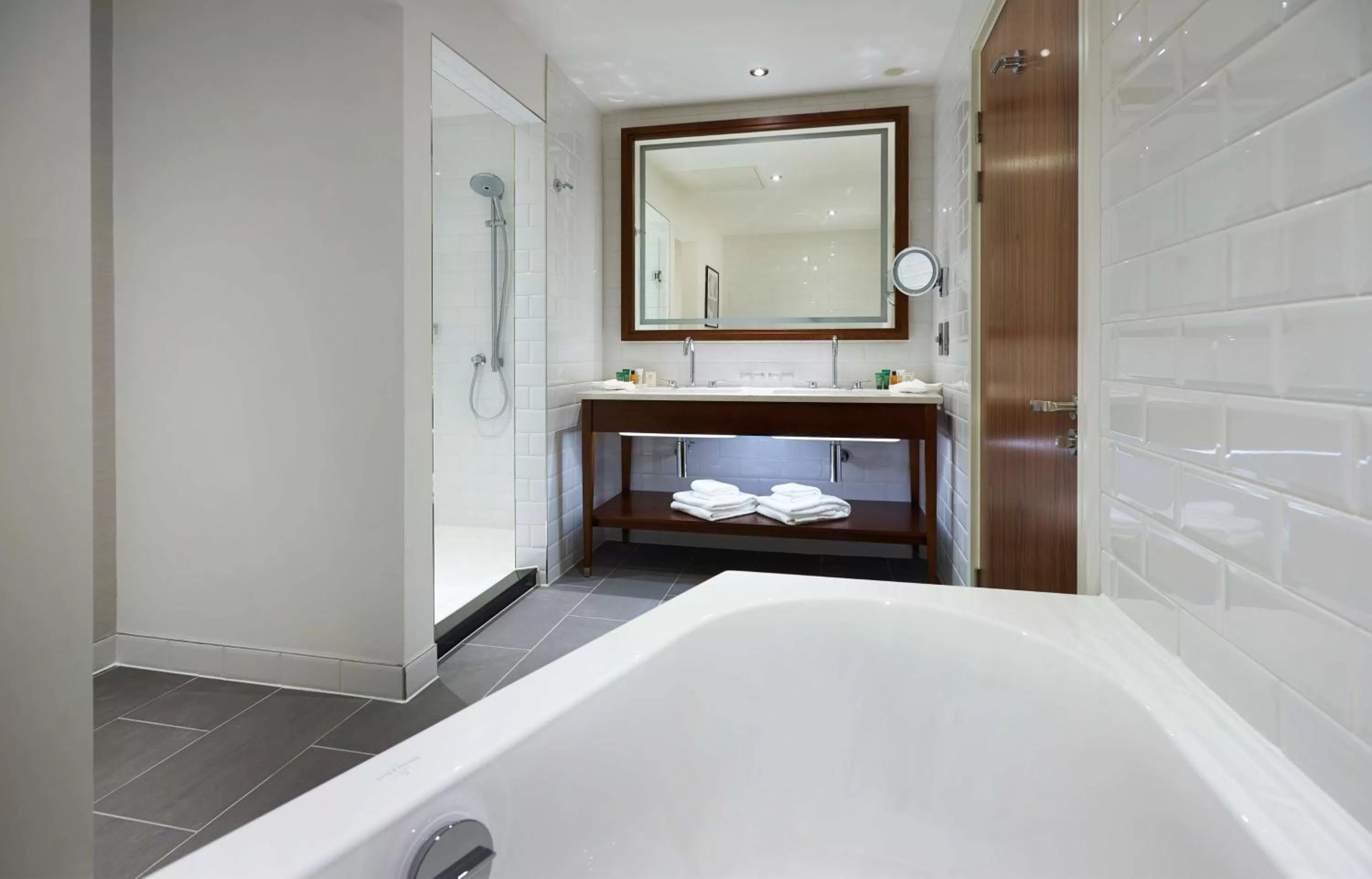 Bathroom, Bed in Hilton Southampton - Utilita Bowl