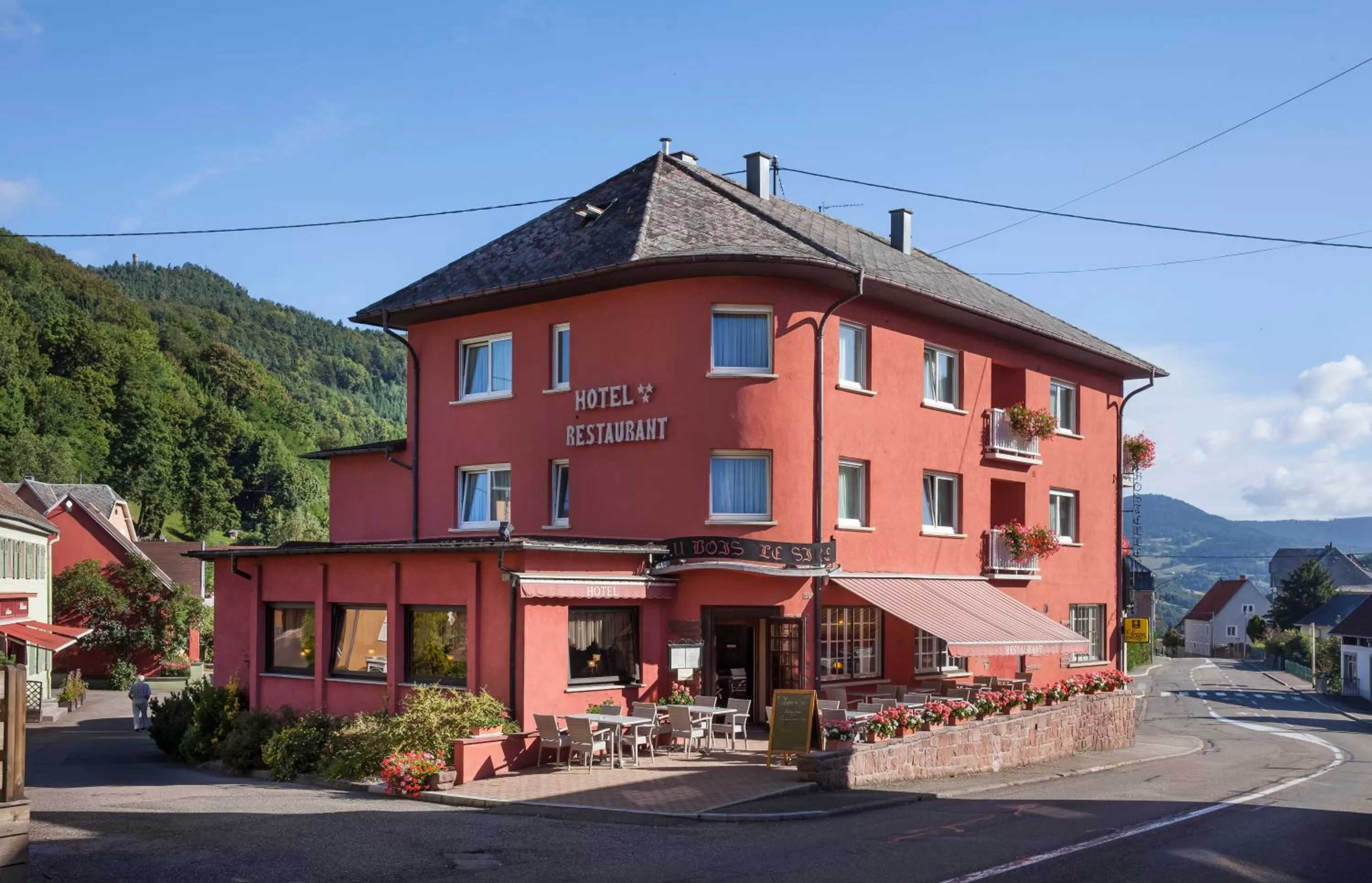 Property building in Logis Hostellerie Motel Au Bois Le Sire