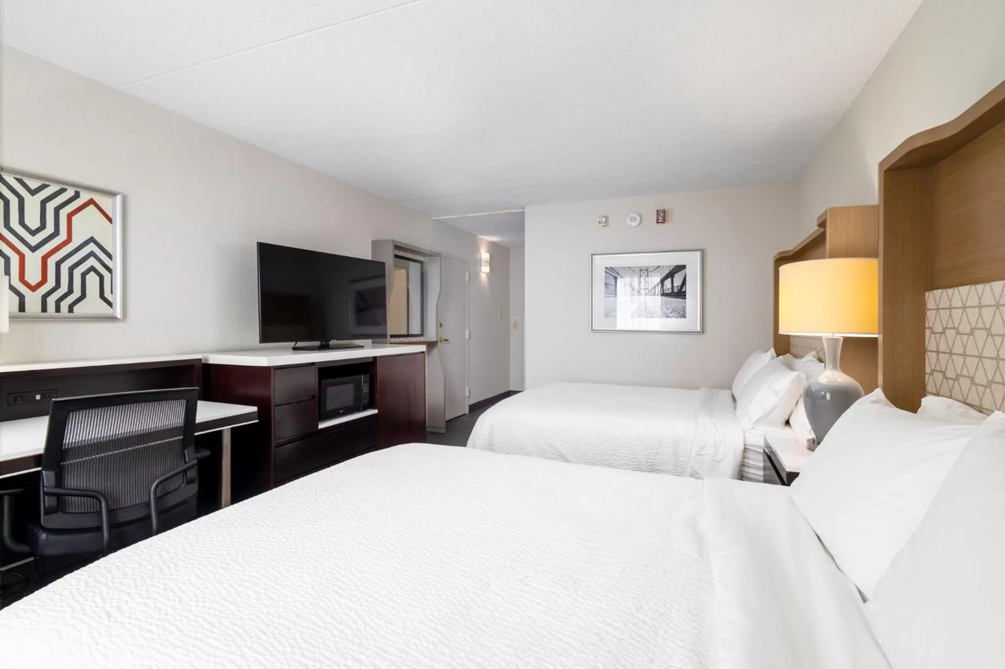 Photo of the whole room, Bed in Holiday Inn Weirton-Steubenville Area