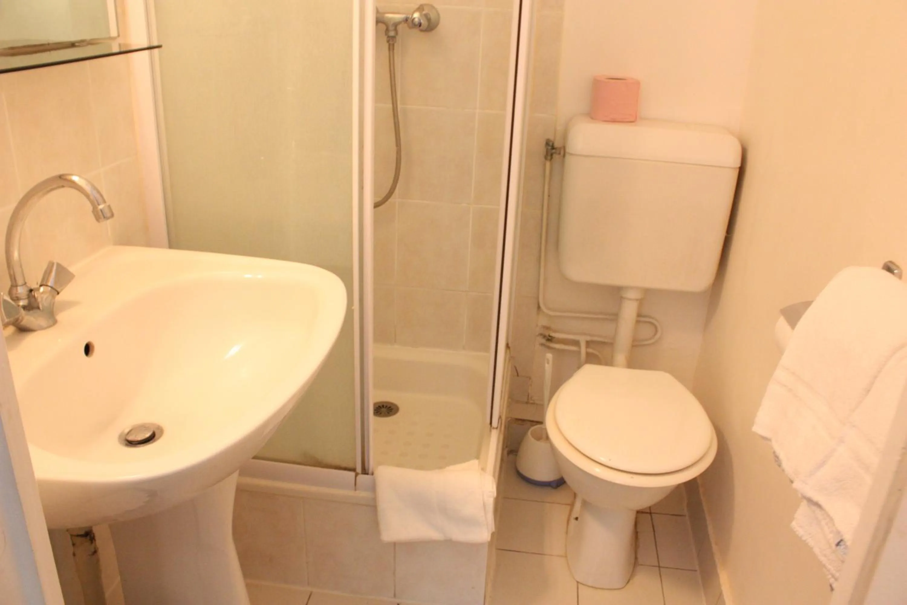 Shower in Hotel Excelsior