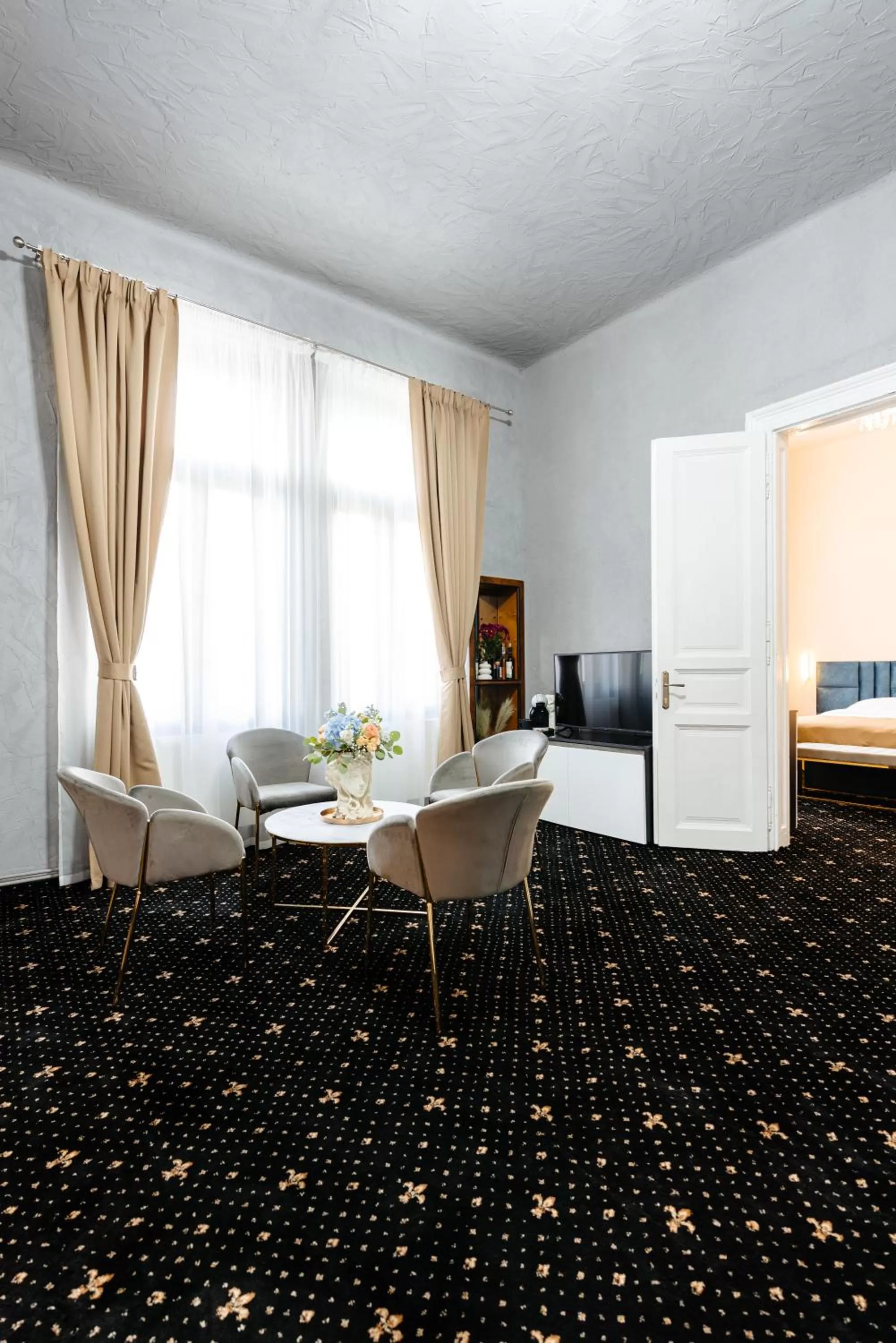 Dining area in Palace Bulevard Inn