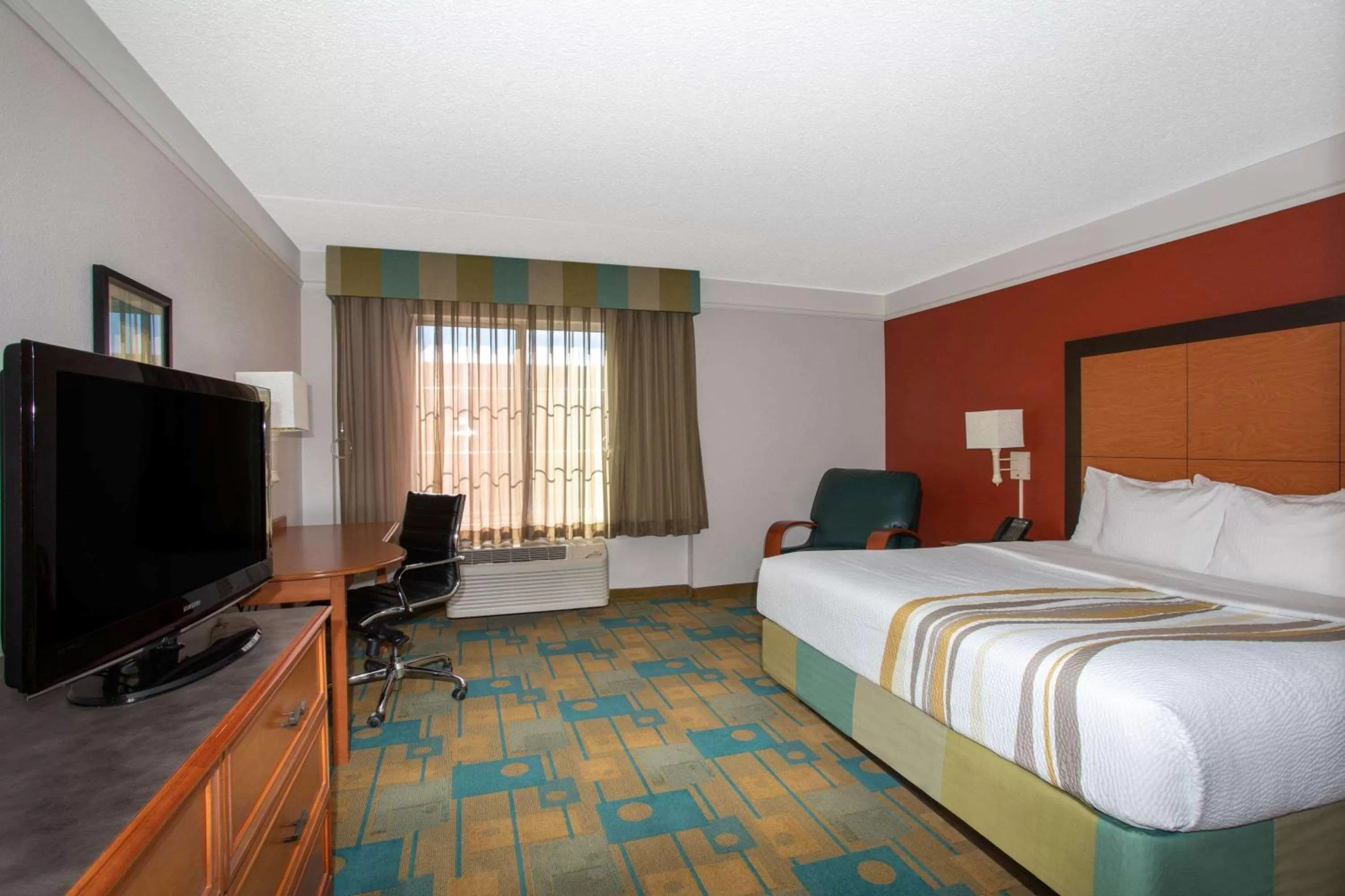 King Room with Bath Tub - Mobility Accessible/Non-Smoking in La Quinta by Wyndham Denver Southwest Lakewood