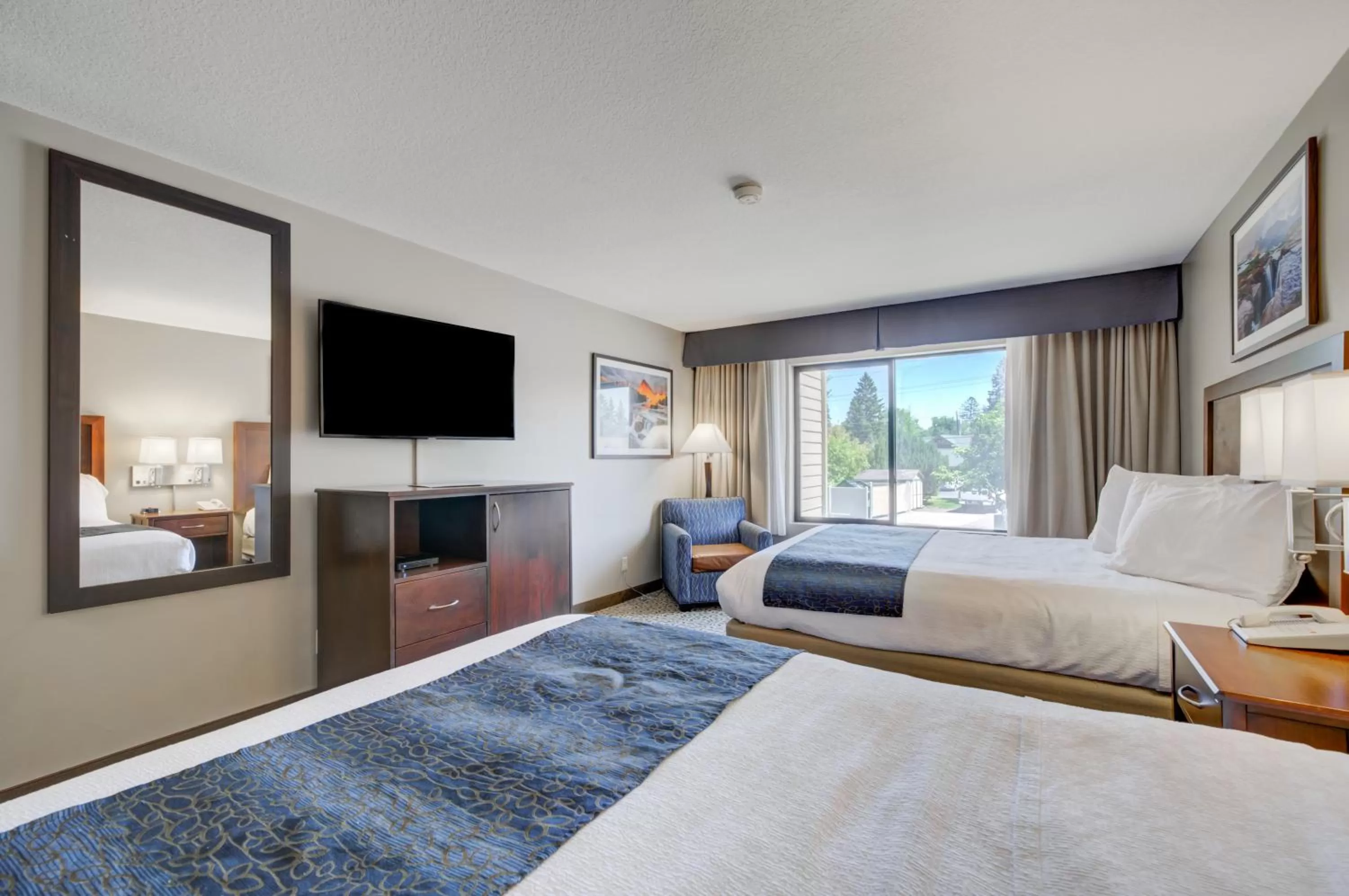 TV and multimedia, Bed in Whitefish Riverfront Hotel