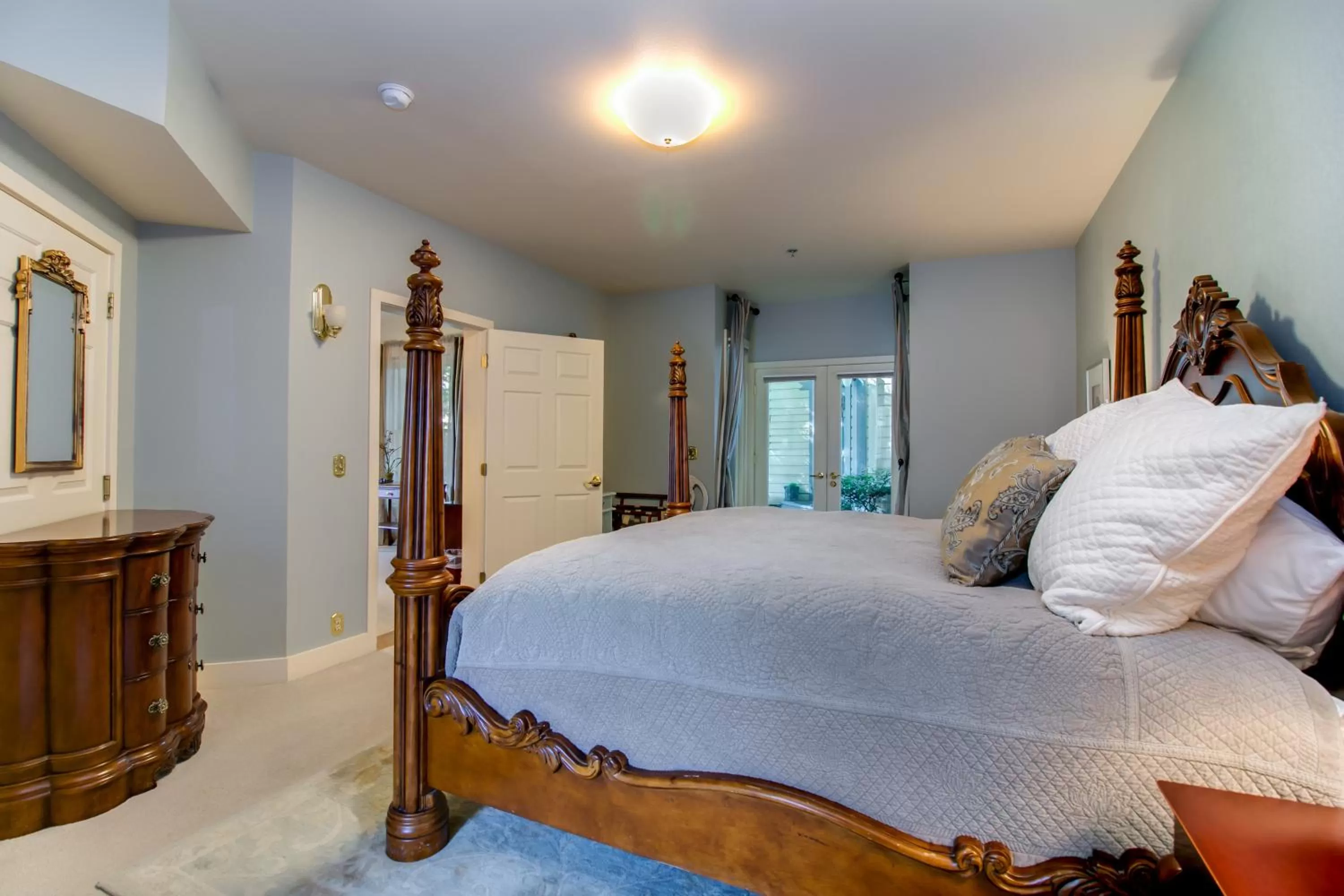 Bed in Winchester Inn