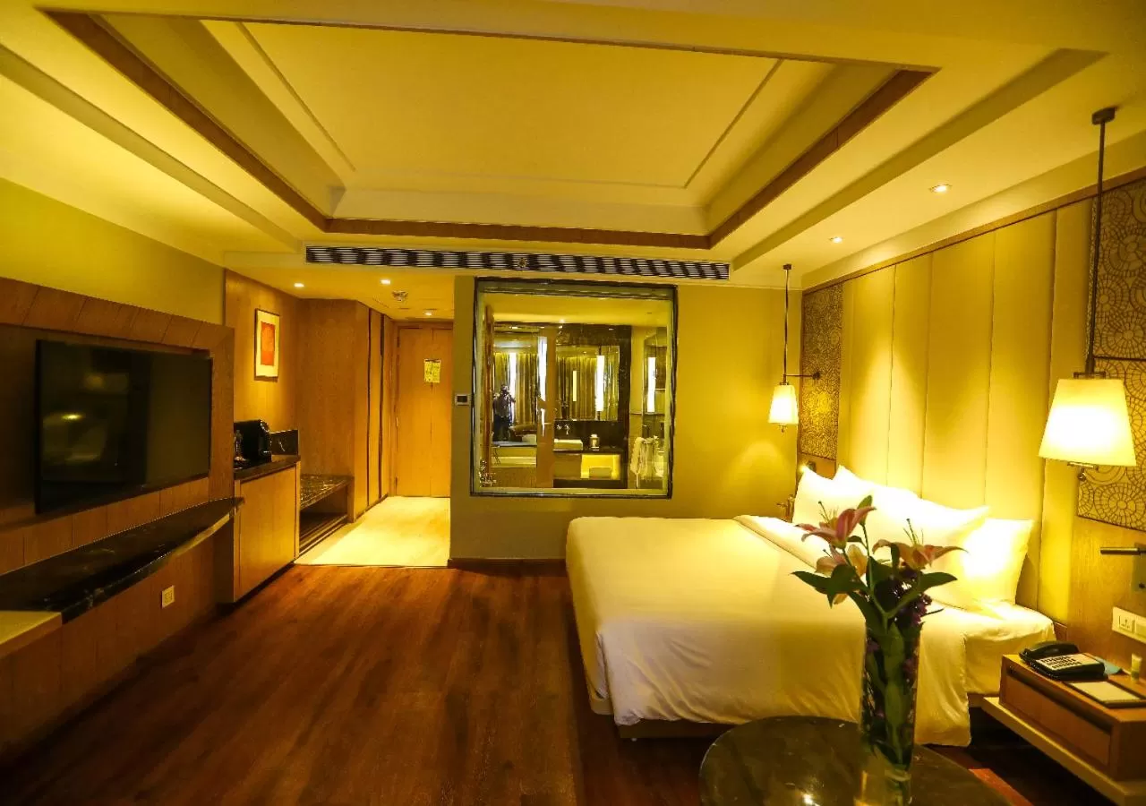 Bedroom, Bed in Radisson Bhopal