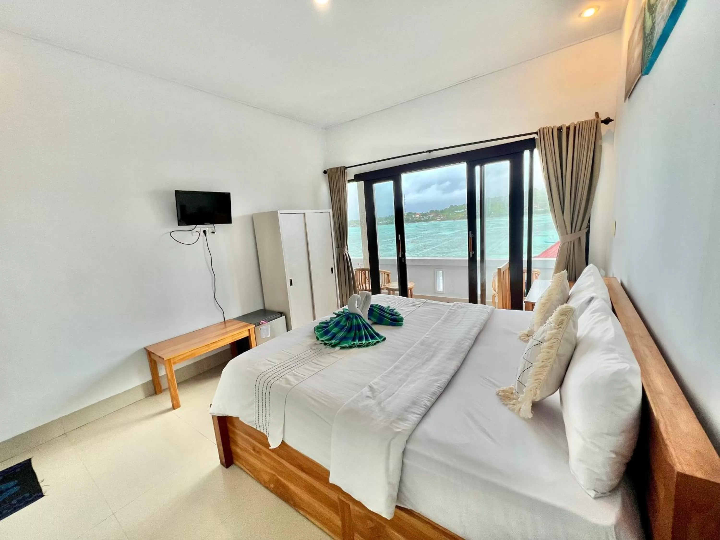 Communal lounge/ TV room, Bed in Aurora Beach View