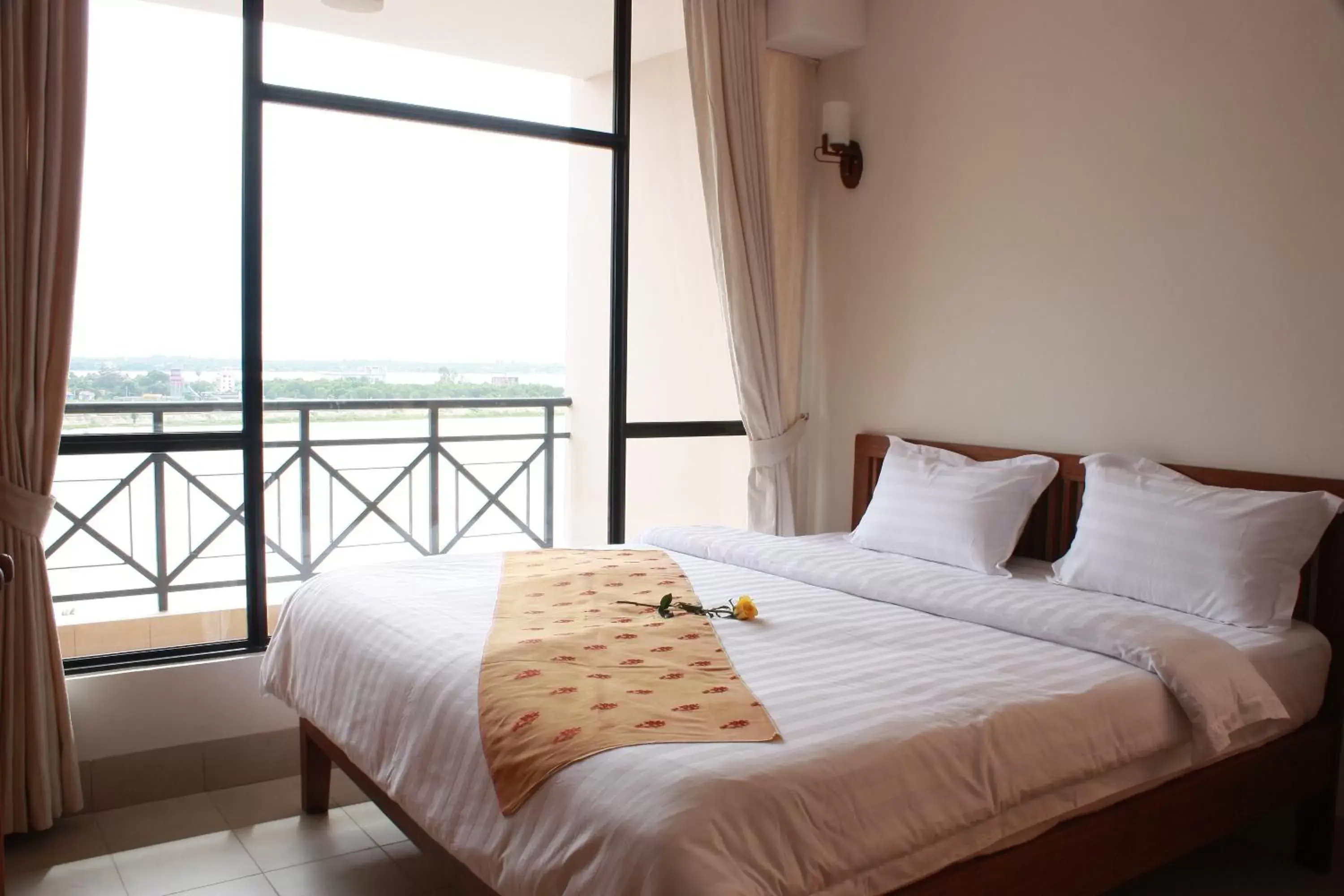 Two-Bedroom Apartment with Balcony in Lux Riverside Hotel & Apartment Two-Bedroom Apartment with Balcony in Lux Riverside Hotel & Apartment