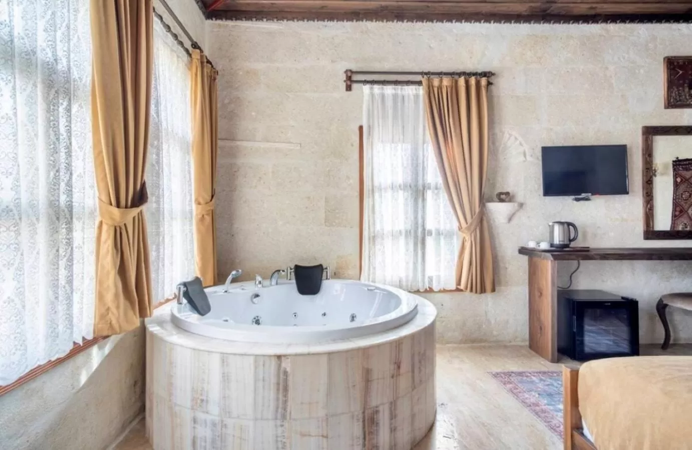 Hot Tub in Uzay Cave Suite Hotel