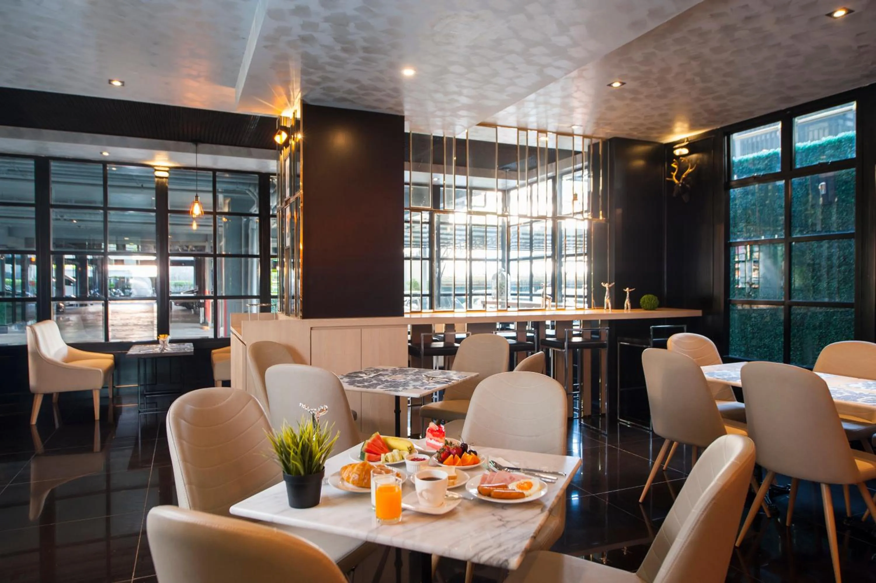 Buffet breakfast in Marigold Sukhumvit - Free Shuttle to BTS Bearing Station