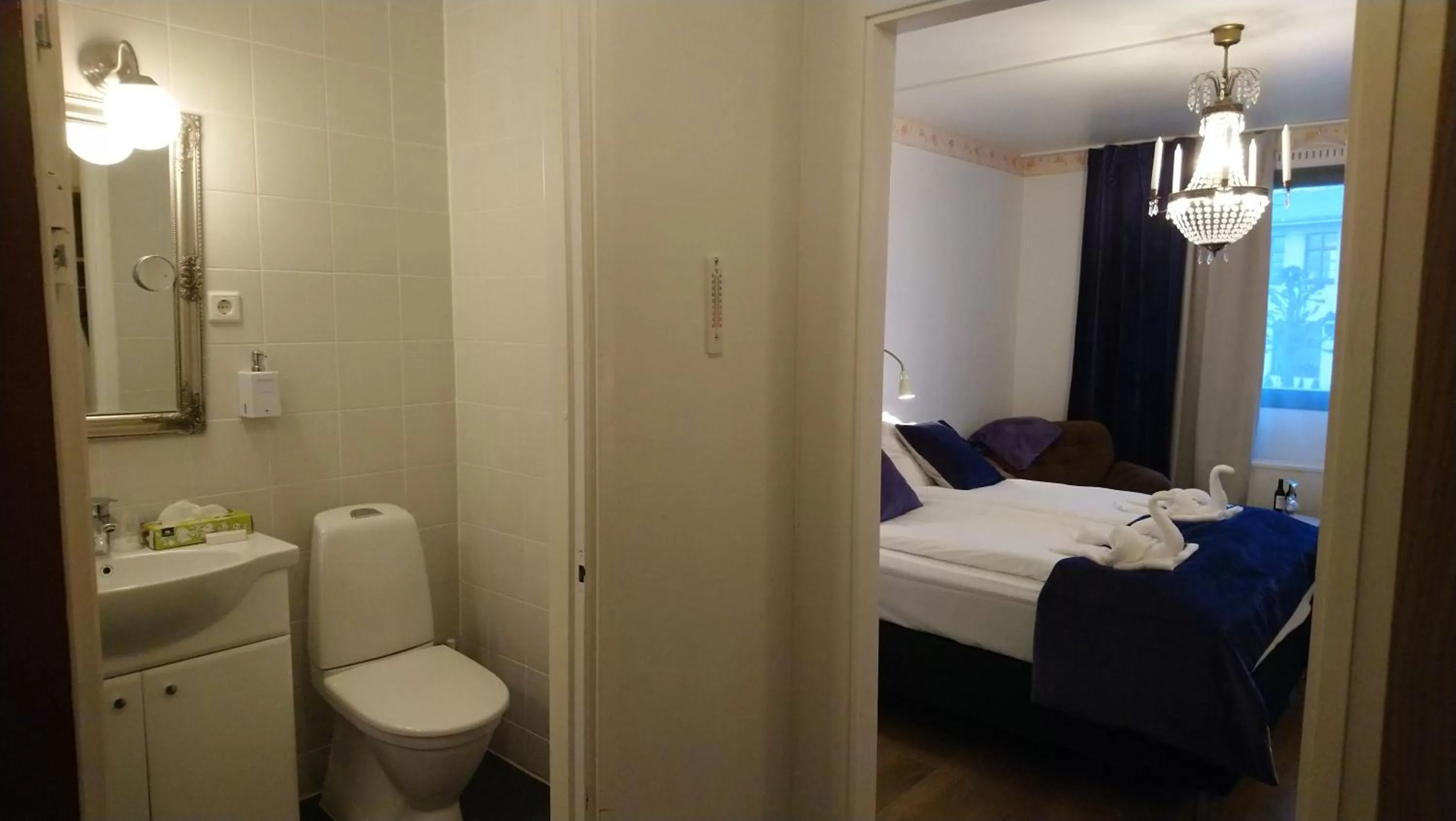 Bathroom, Bed in Hotell Wettern