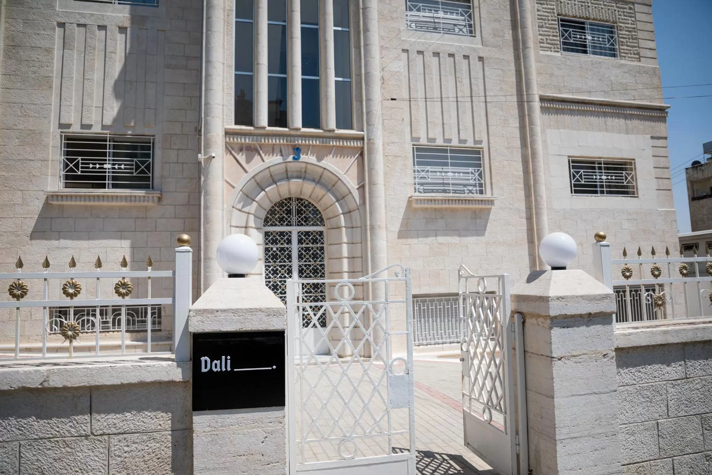 Facade/entrance in Dali House