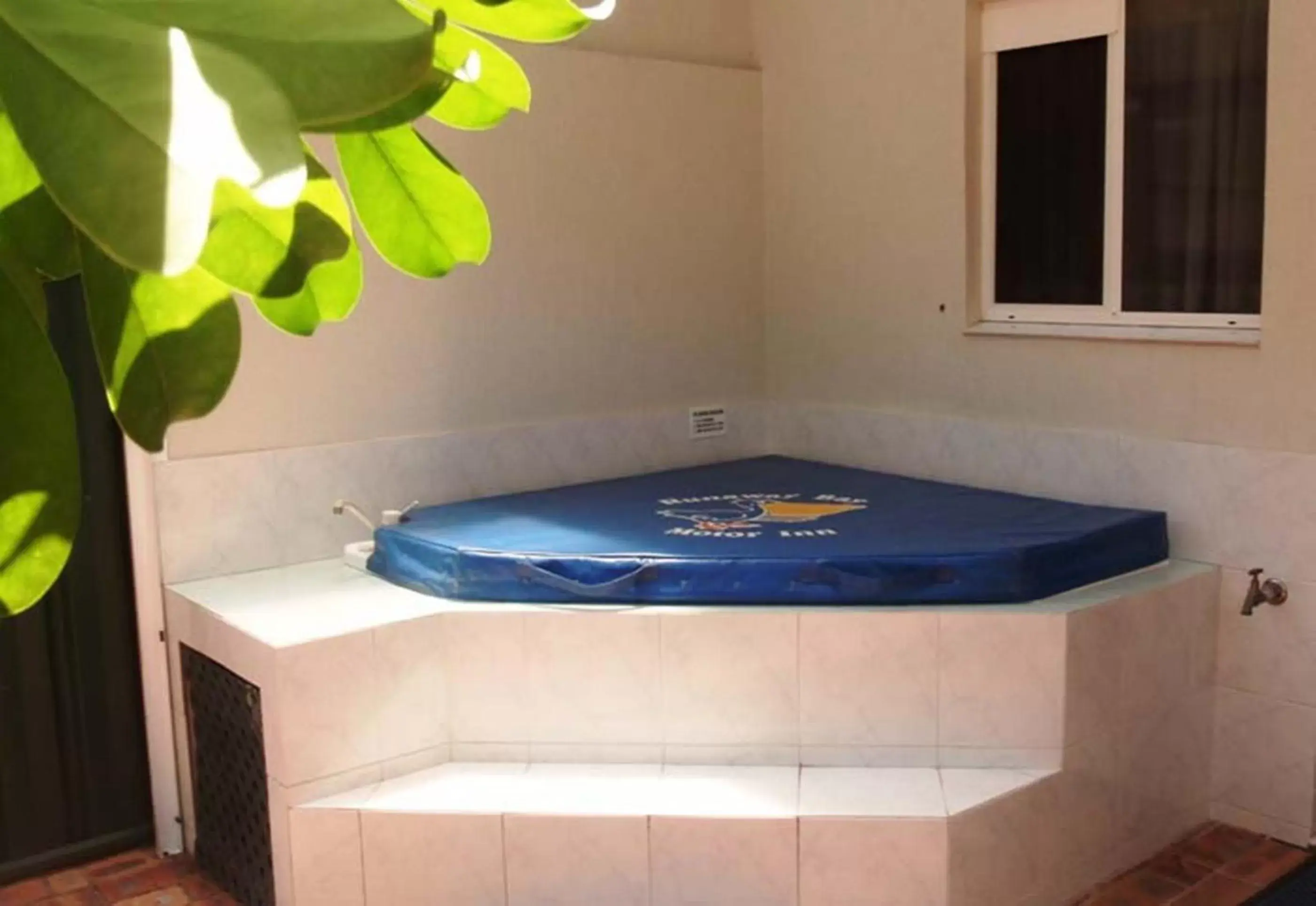 King Room with Outdoor Spa Bath in Runaway Bay Motor Inn King Room with Outdoor Spa Bath in Runaway Bay Motor Inn