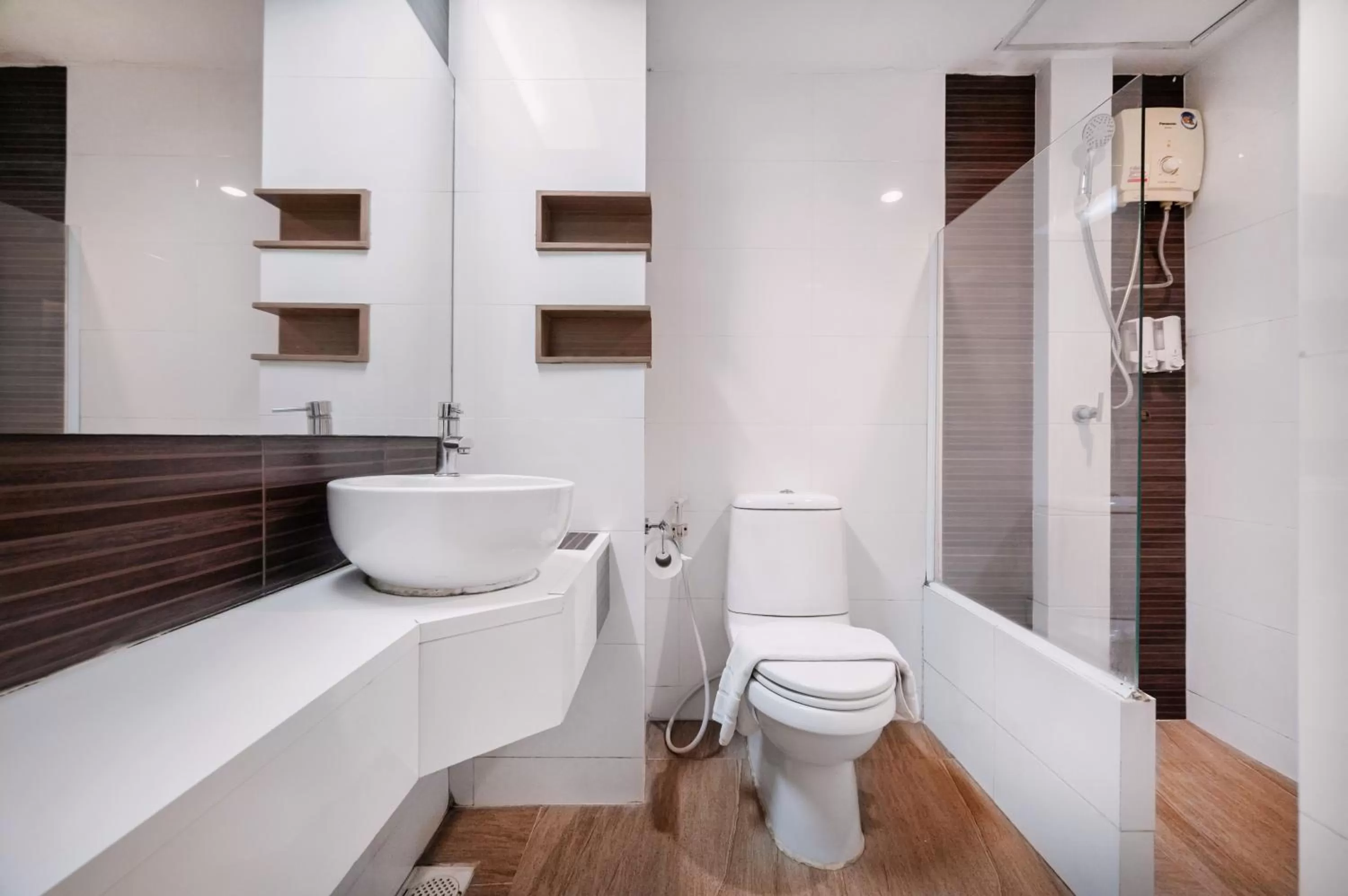 Shower in P2 Boutique