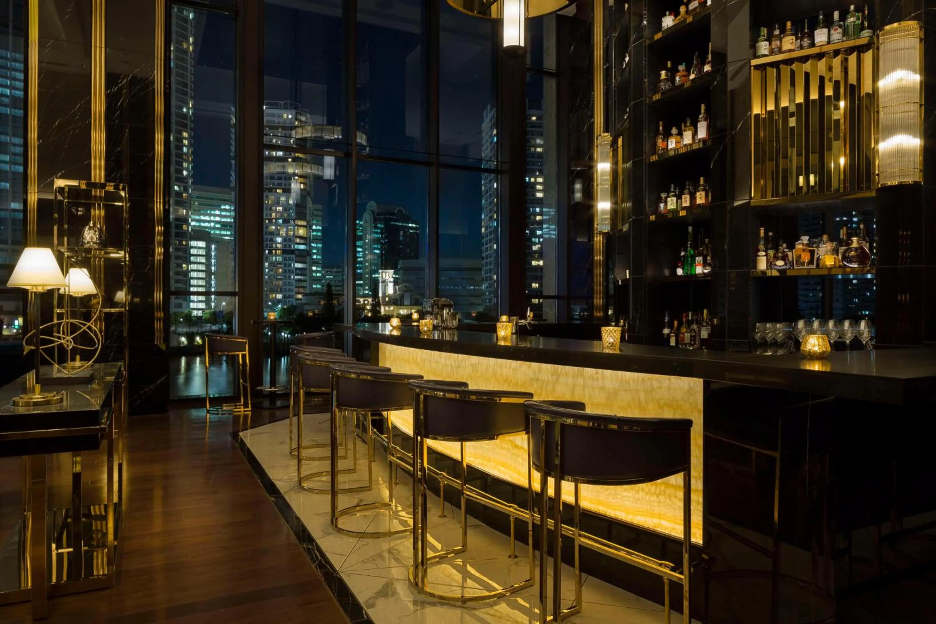 Lounge or bar in Hilton Yokohama