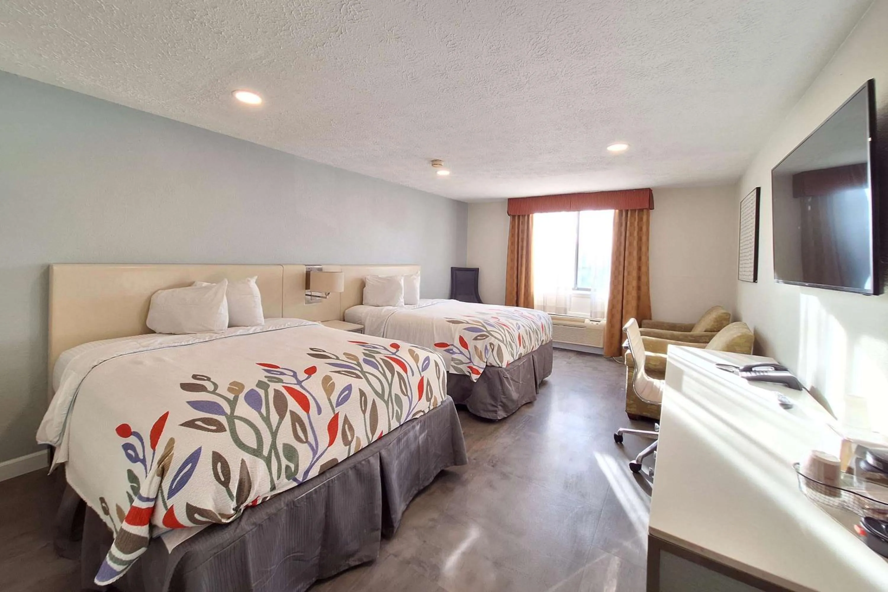 Photo of the whole room, Bed in Travelodge by Wyndham Indianapolis Speedway