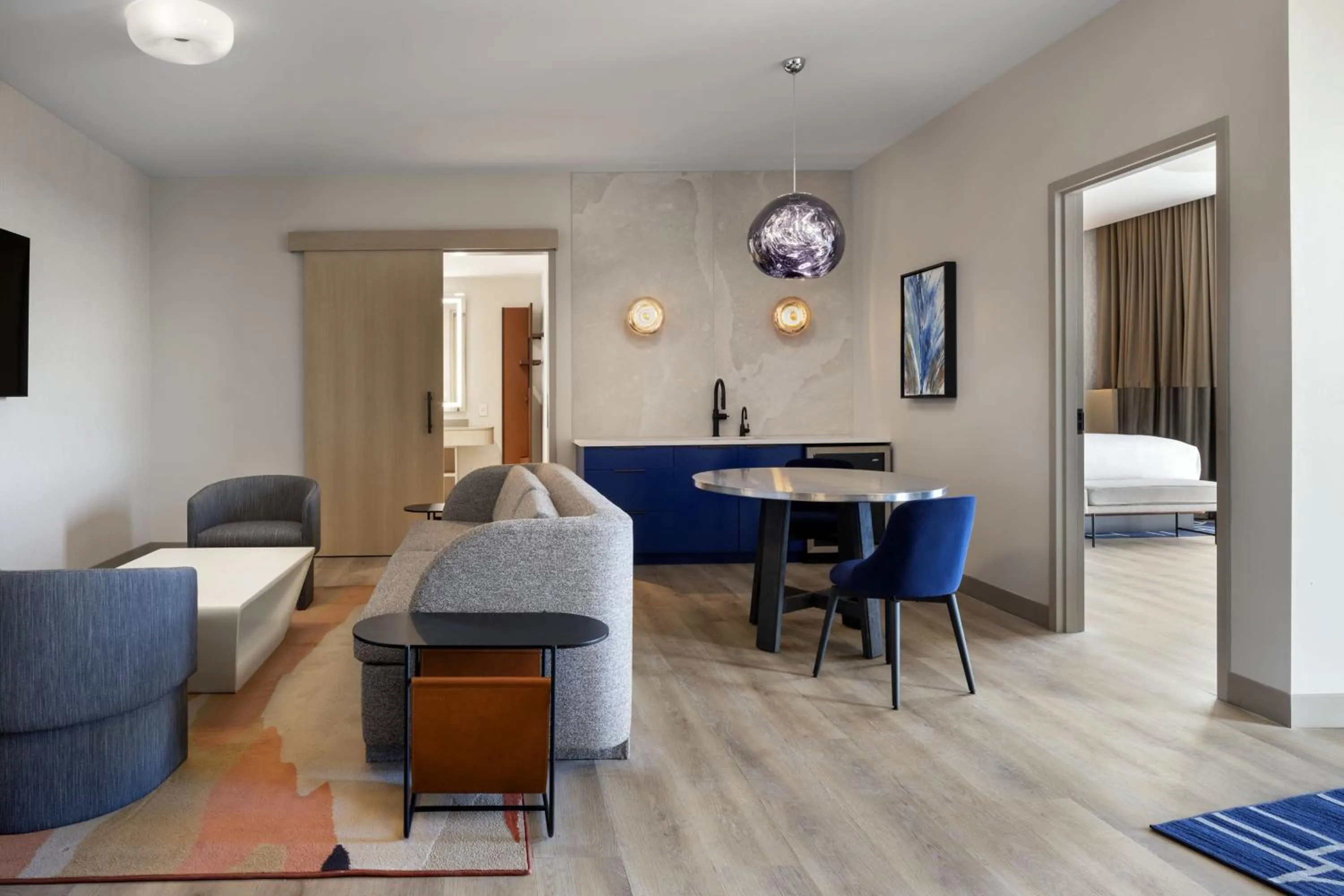 Lounge or bar, Bed in Cascade Hotel, Kansas City, a Tribute Portfolio Hotel