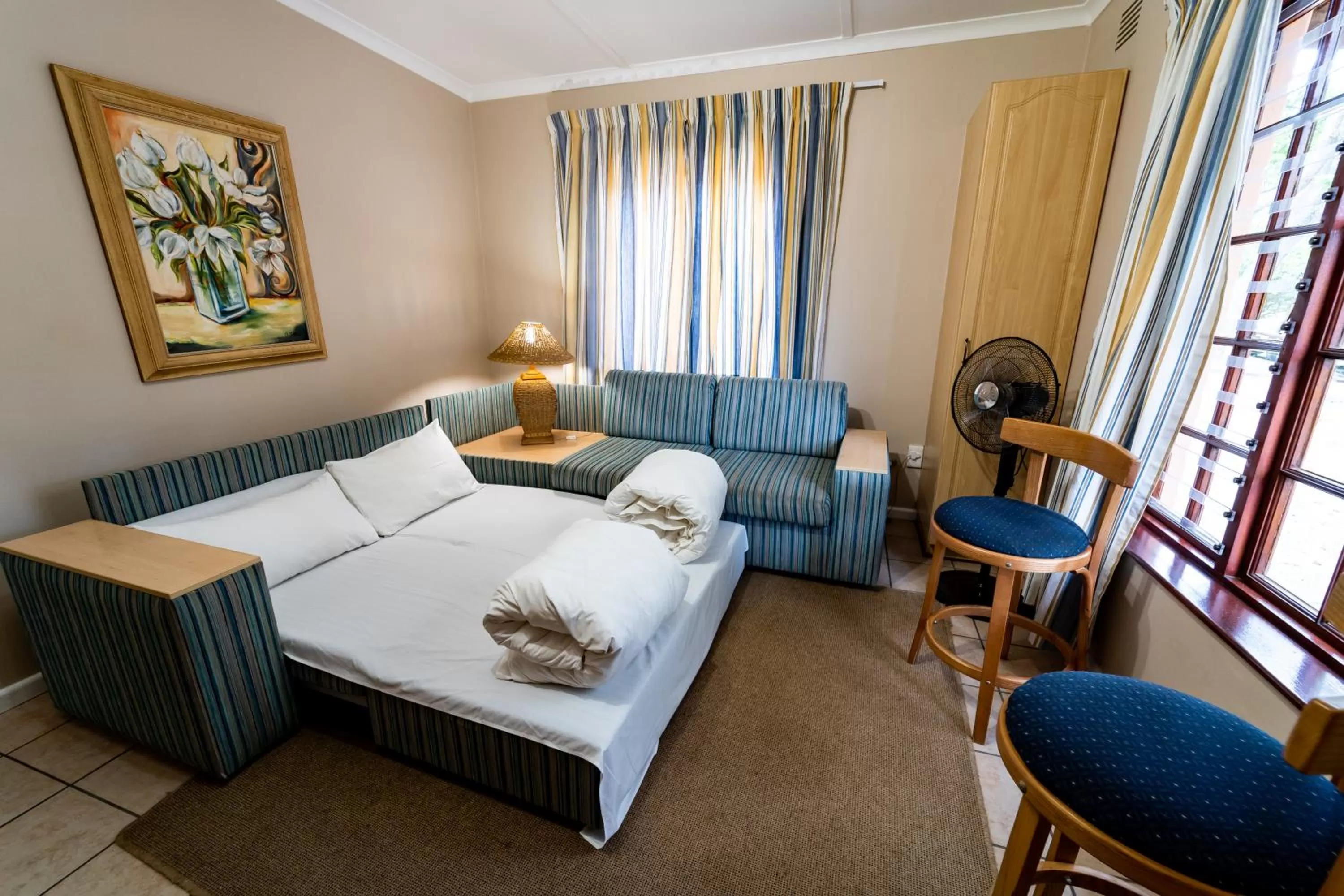 Living room, Bed in Gooderson Knysna Chalets