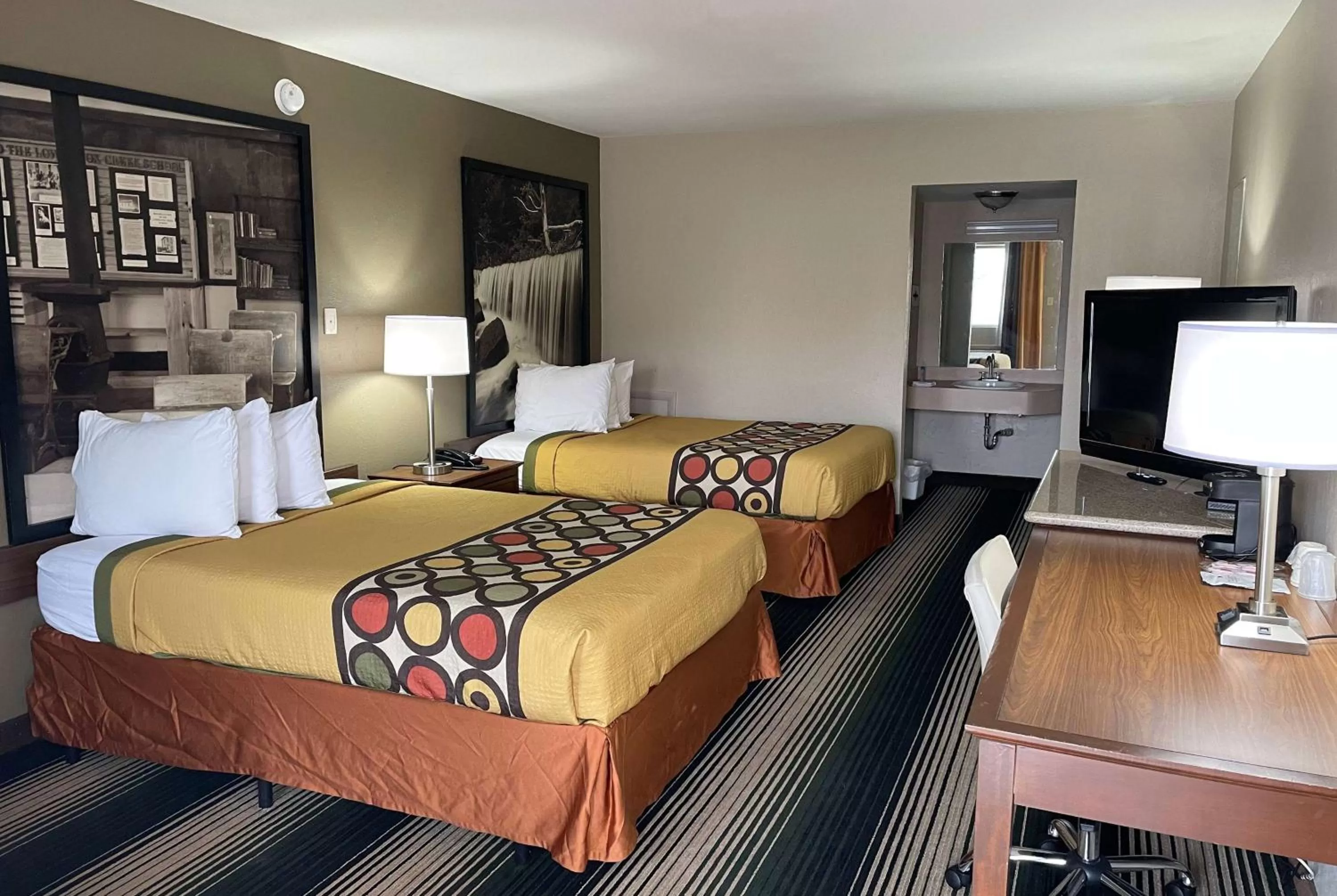 Photo of the whole room, Bed in Deluxe Inn & Suites