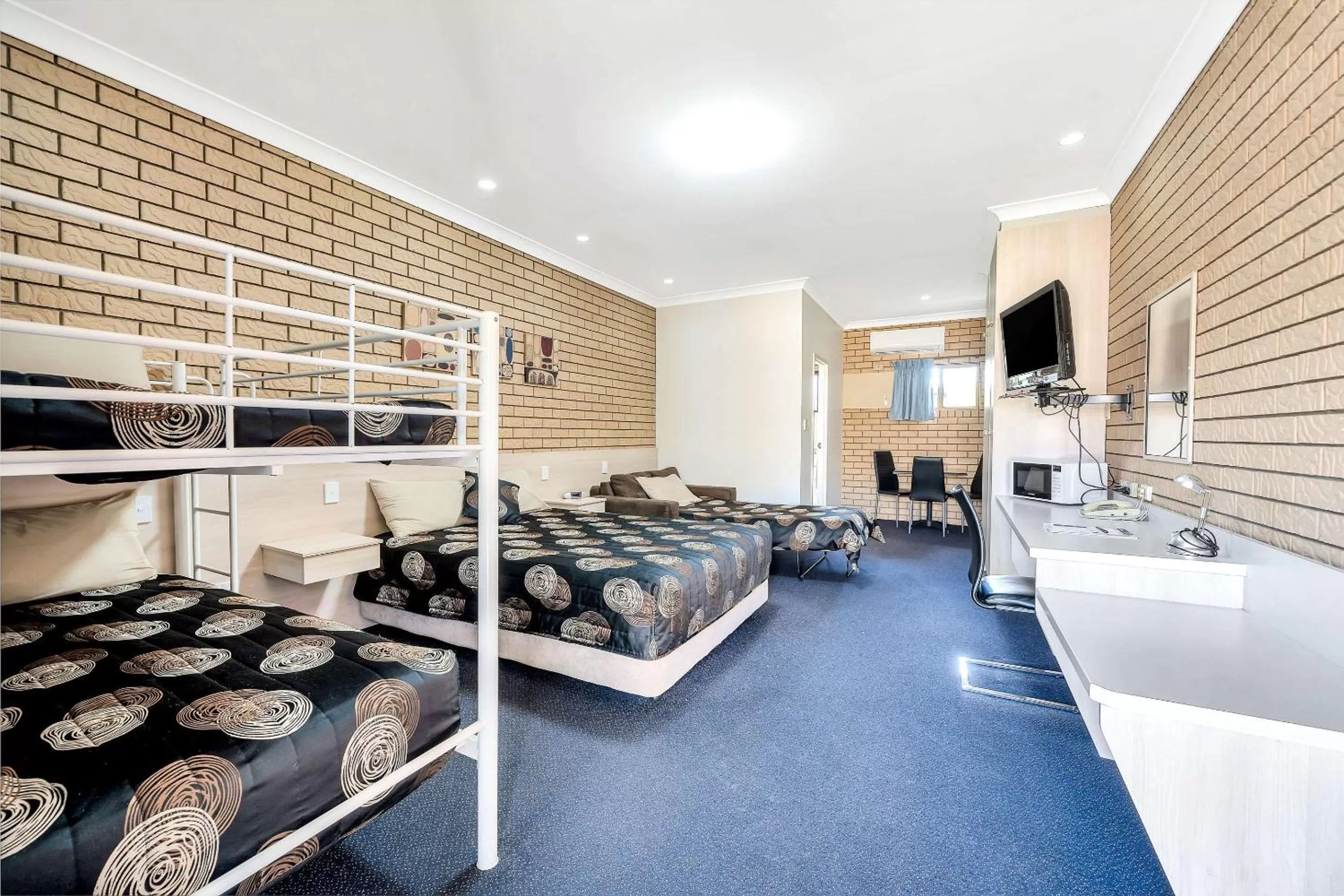 Photo of the whole room, Bed in Warwick Settlers Inn