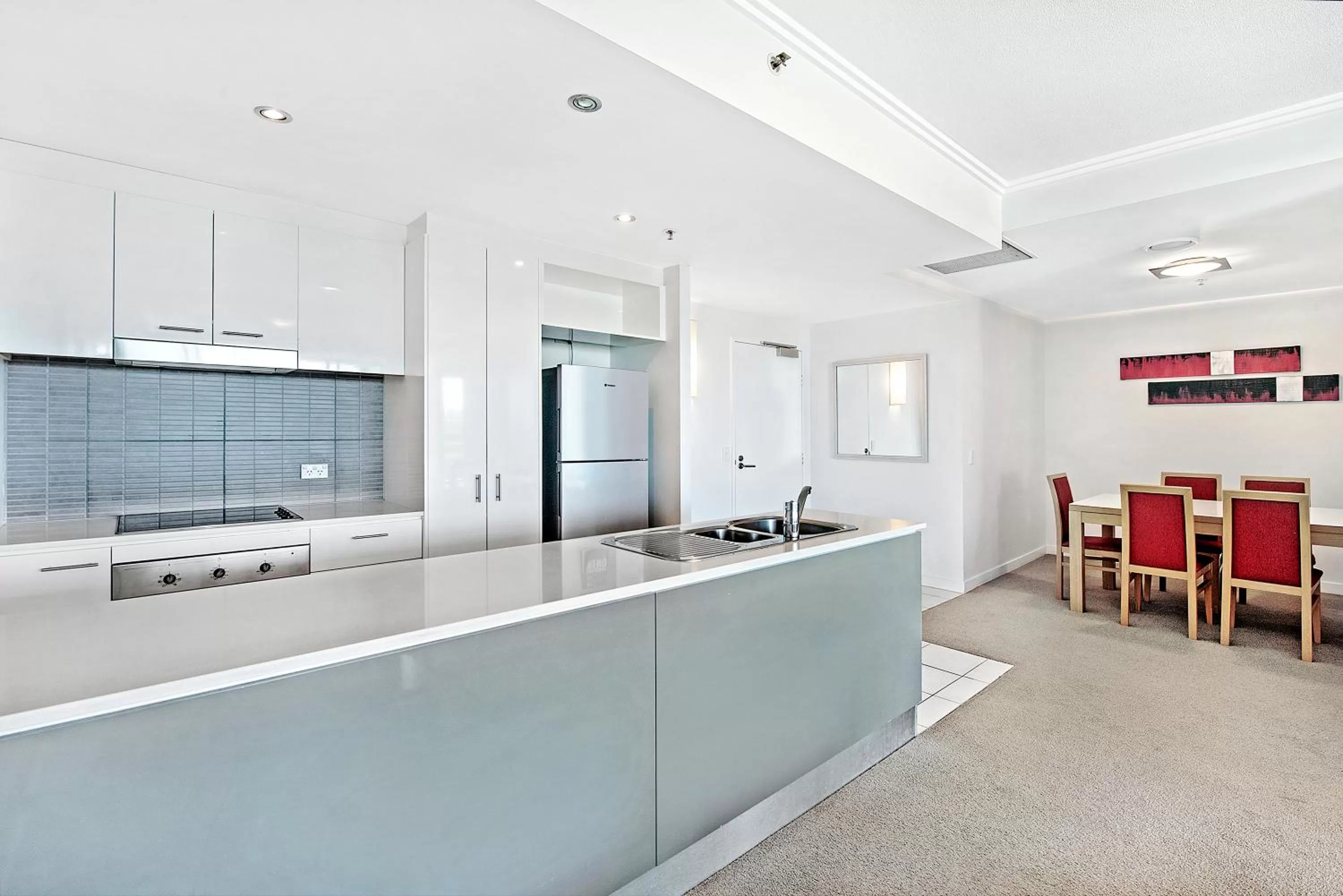 Kitchen or kitchenette in ULTIQA Freshwater Point Resort Broadbeach