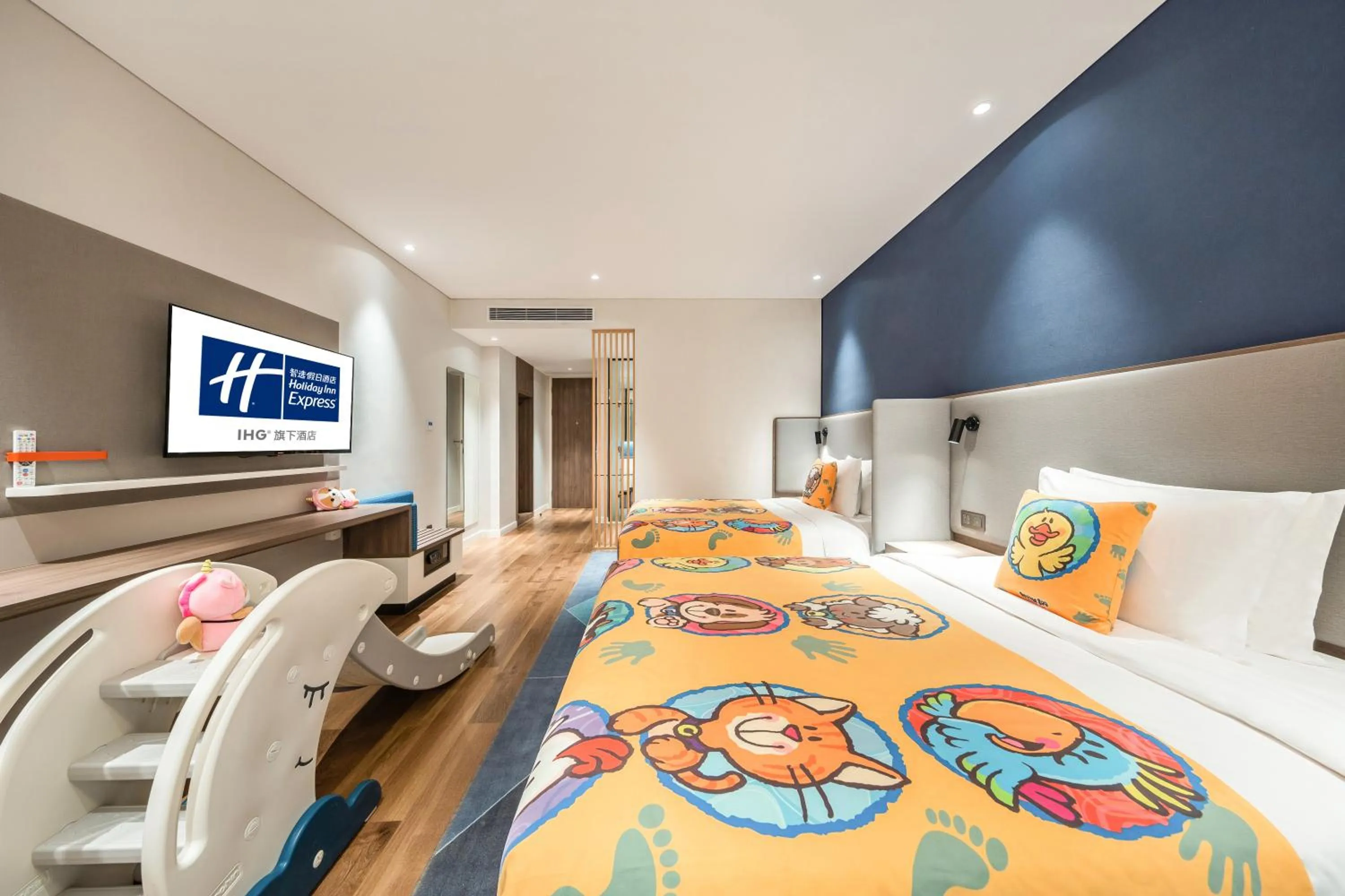 Photo of the whole room, Bed in Holiday Inn Express Jinjiang Anhai by IHG