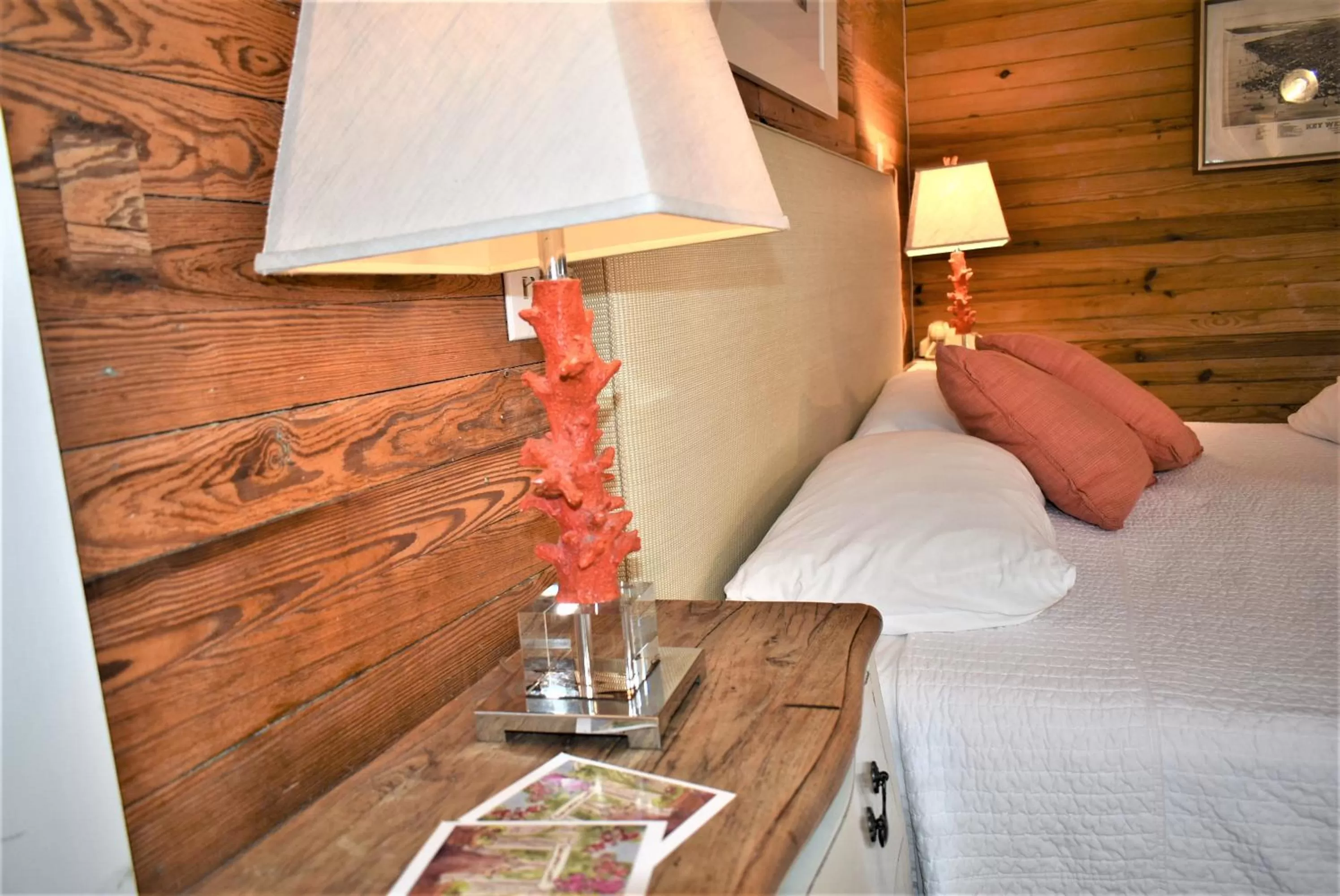 Bed in Simonton Court Historic Inn & Cottages