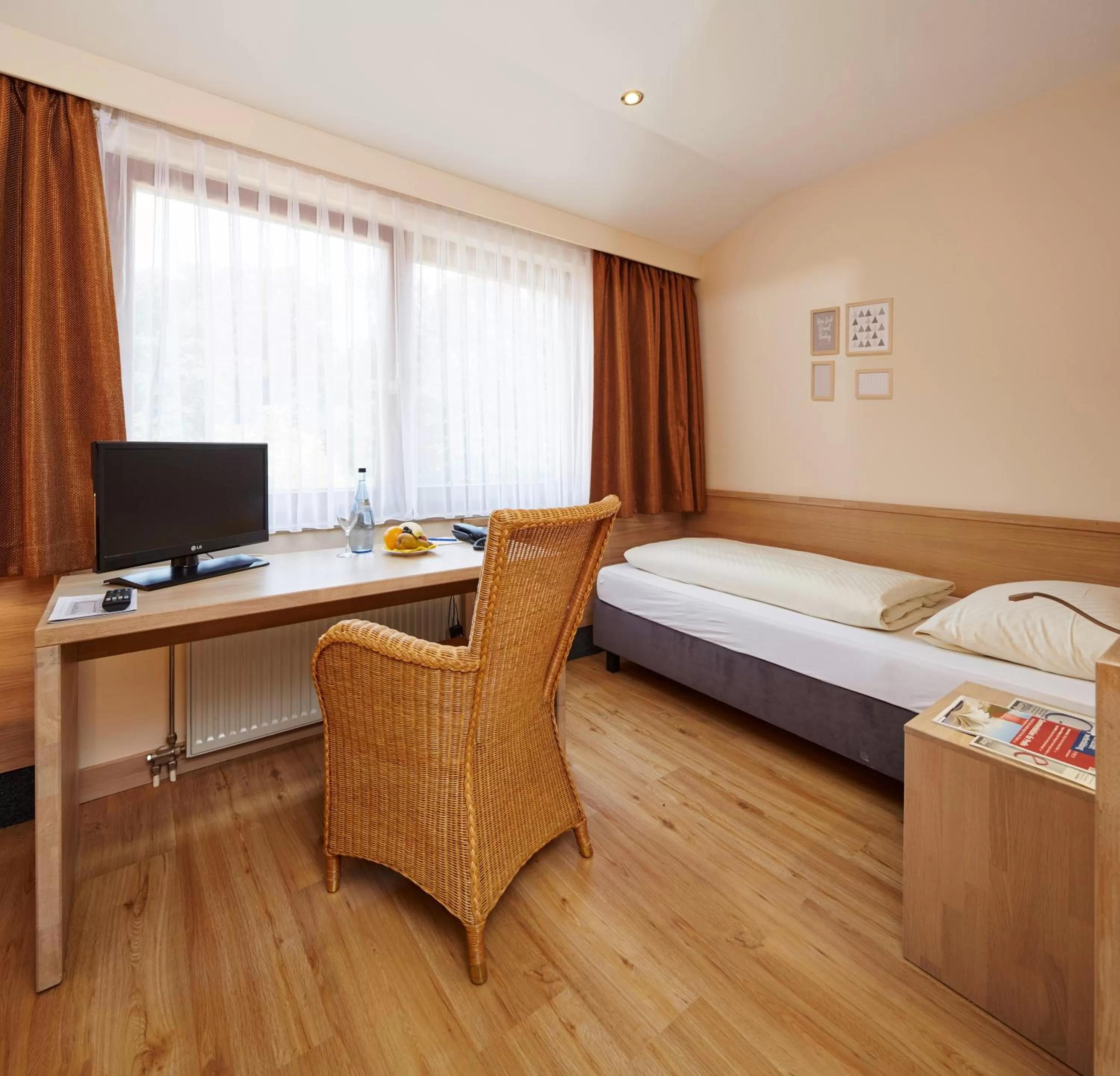 TV and multimedia, Bed in NaturKulturHotel Stumpf