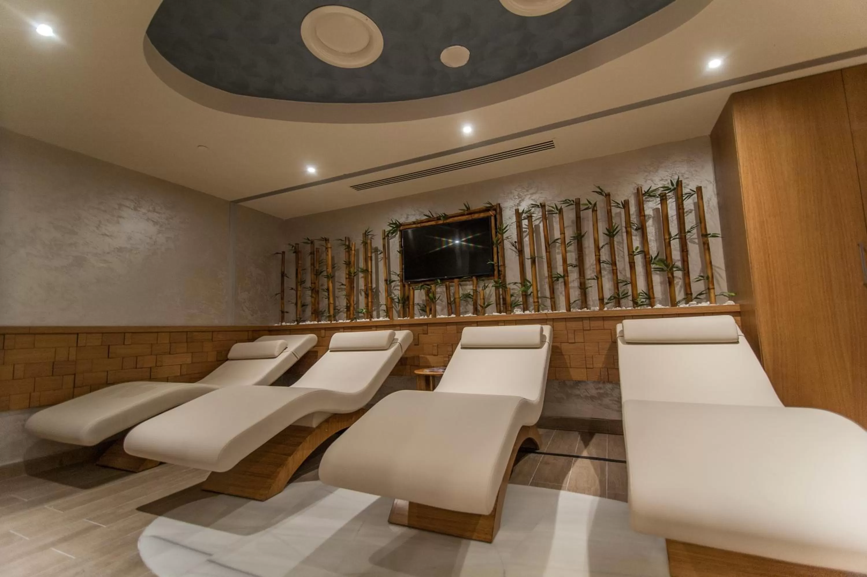 Swimming pool in Bayır Diamond Hotel & Convention Center Konya