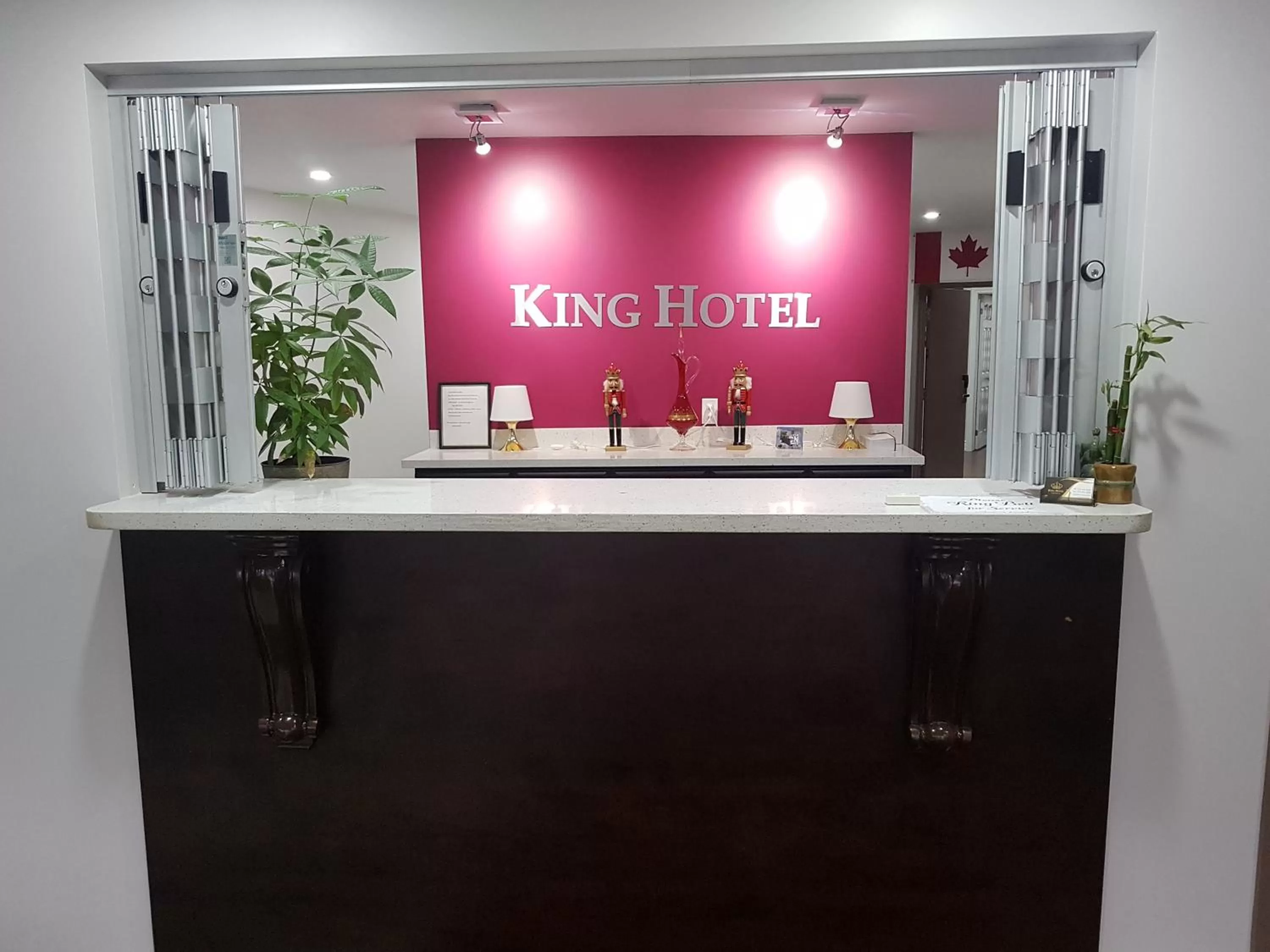 Facade/entrance in King Hotel